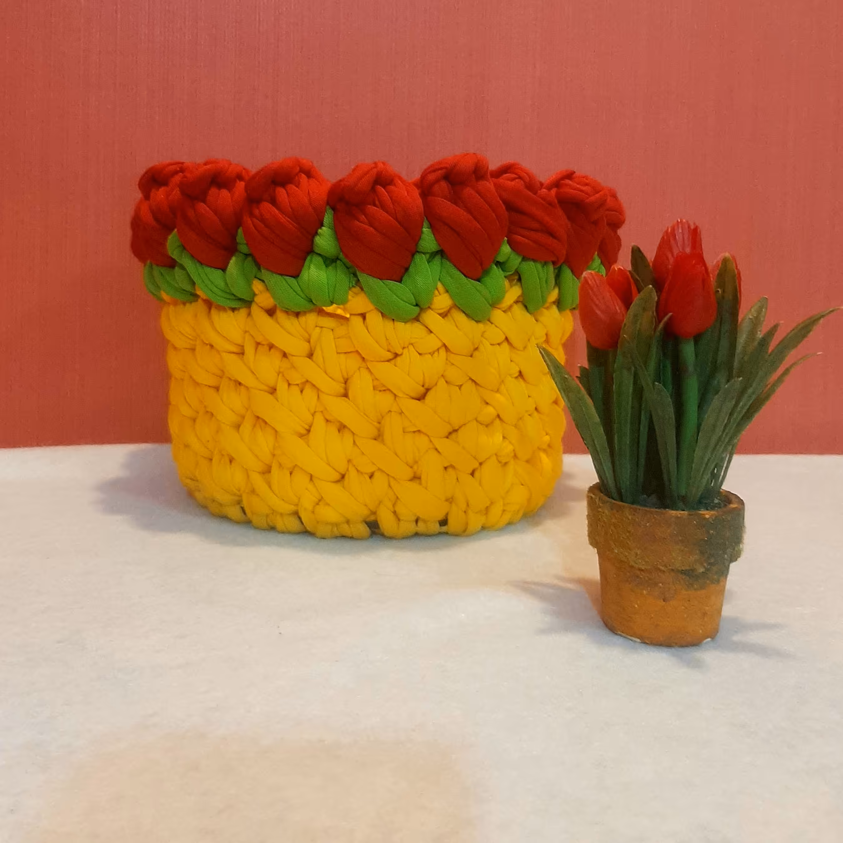 سبد گل لاله