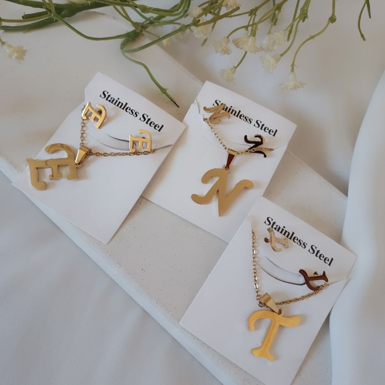 نیمست حروف طرح طلا. کد242838. استیل. رنگ ثابت. بهمراه زنجیر
15
