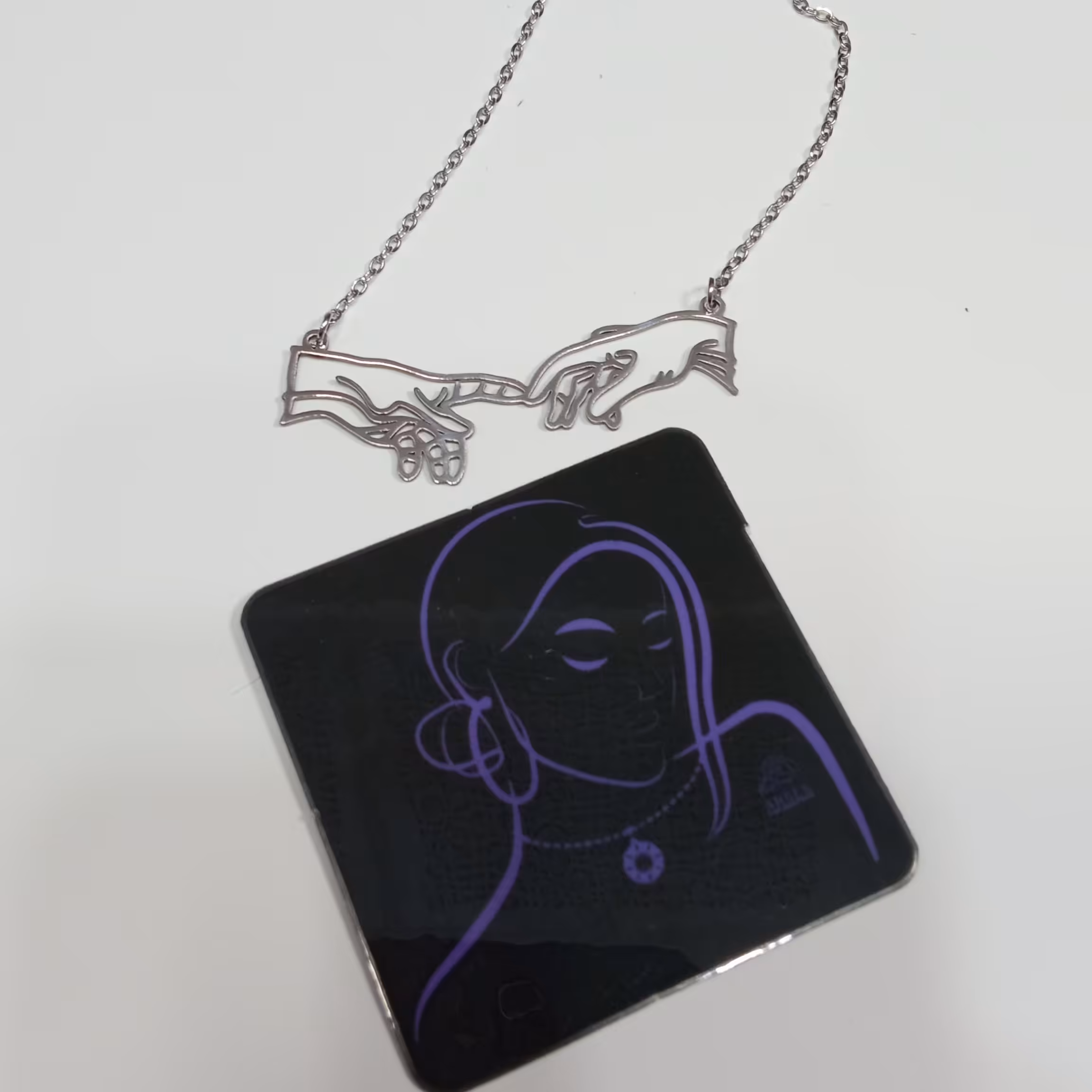 گردنبند دست آفرینش تو خالی،رنگ محصول نقره ای ،مناسب تمام سنین