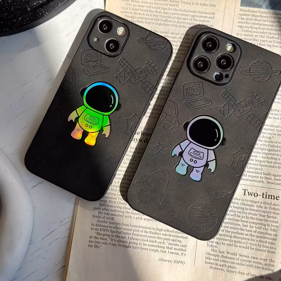 قاب گوسی موبایل آیفون طرح فضانورد هولوگرامی