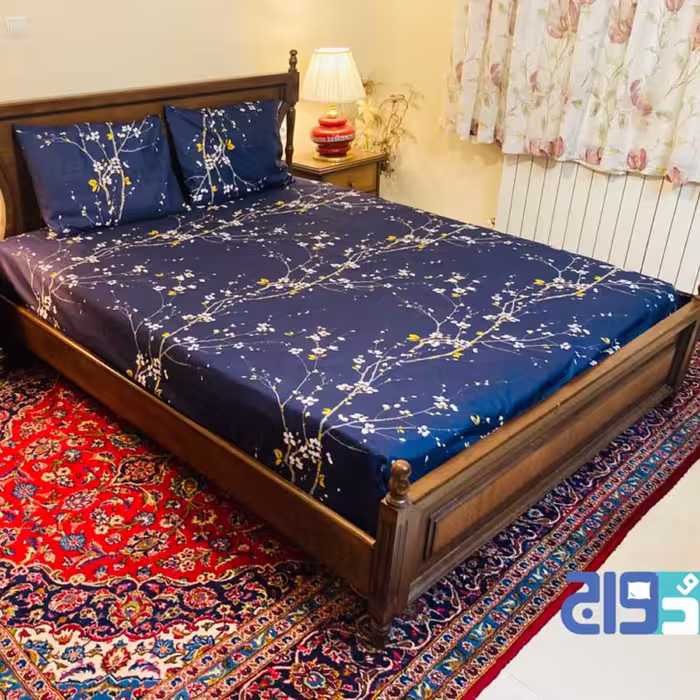 ملحفه کشدار دو نفره طرح زنبق رنگ سرمه ای عرض 180
