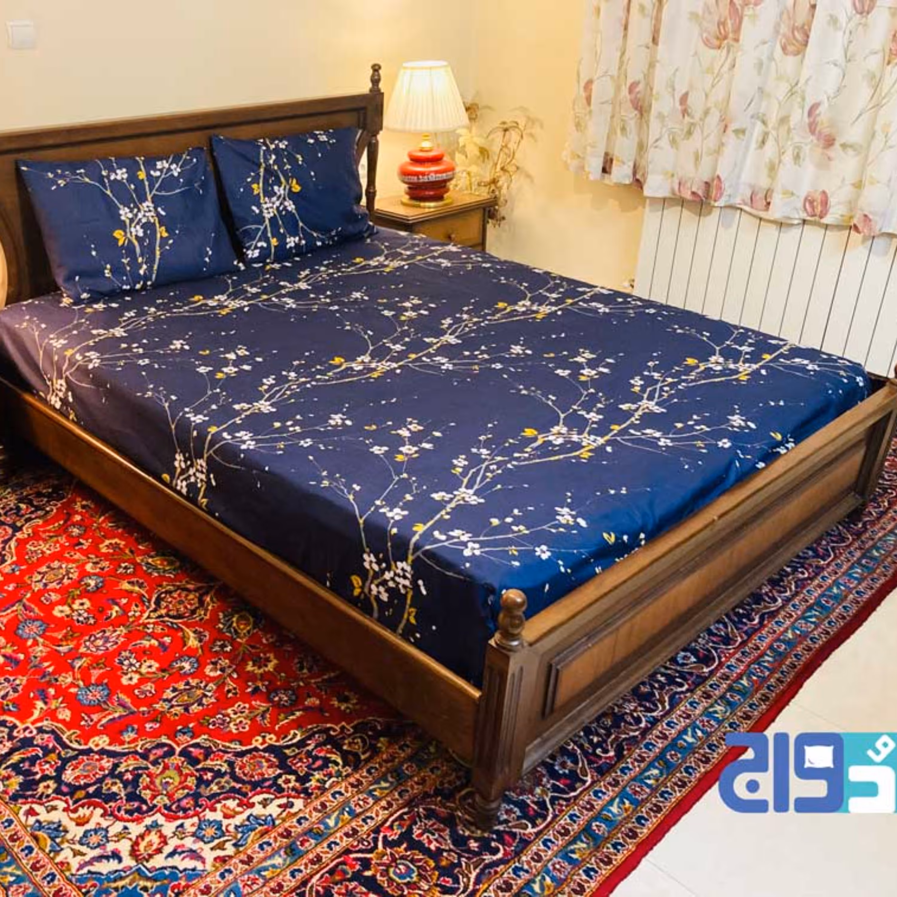 ملحفه کشدار دو نفره طرح زنبق رنگ سرمه ای عرض 180