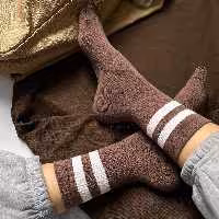 جوراب دوخط زمینه قهوه ای نیم ساق نخ پنبه