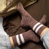 جوراب دوخط زمینه قهوه ای نیم ساق نخ پنبه