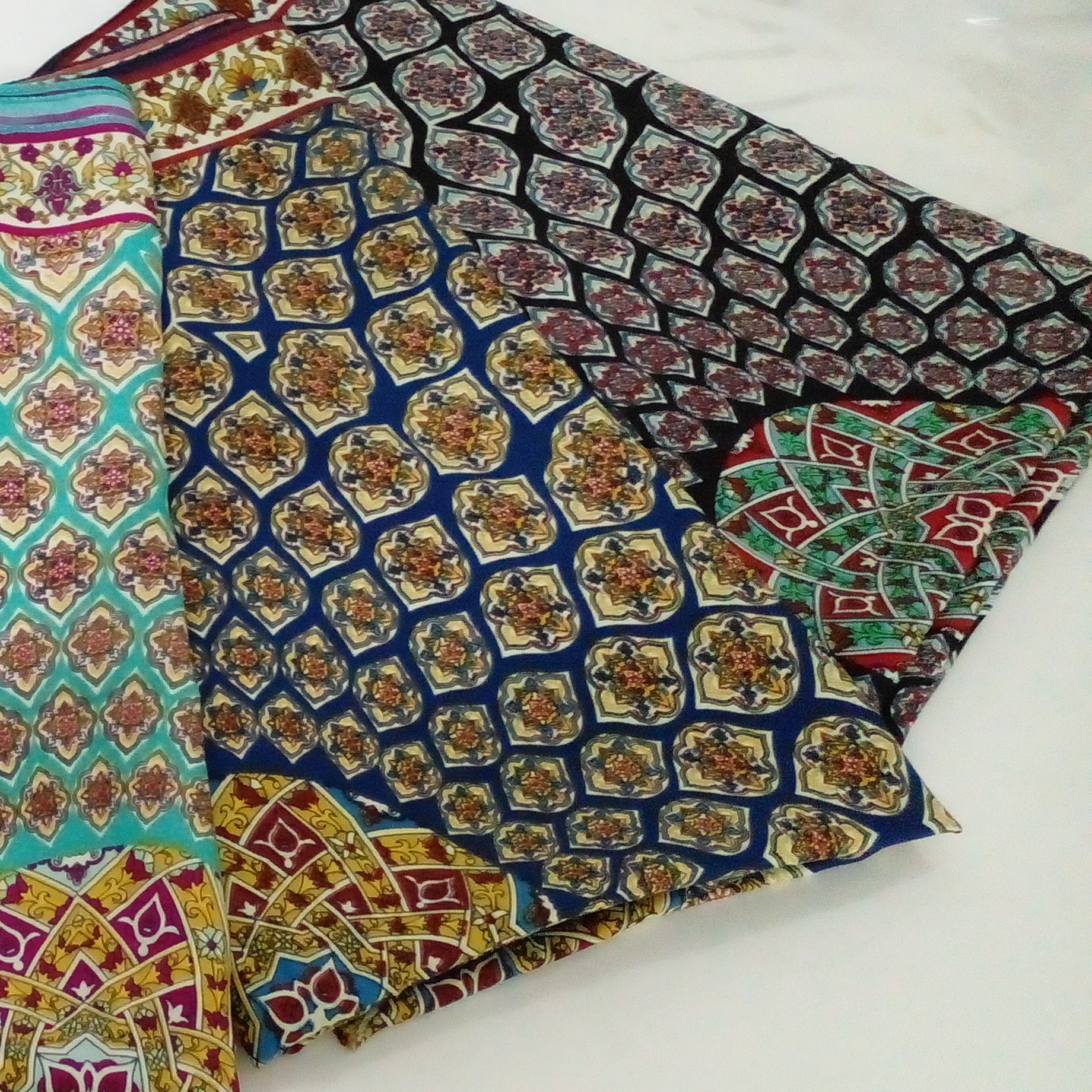شال سنتی نخ و ساتن قواره متوسط رنگبندی عالی ریشه پرزی