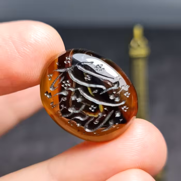  نگین زیبای سنگ عقیق بسیار خاص خراسانی اصل معدنی با خط زیبای دست 
کد 26577
