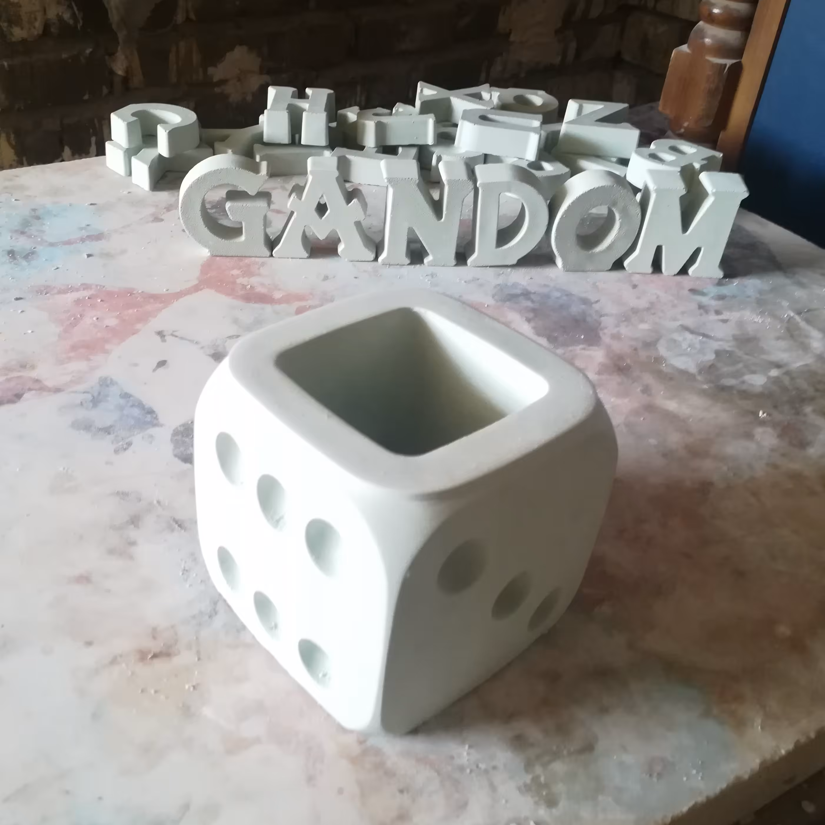 گلدان تاس رنگ سفید