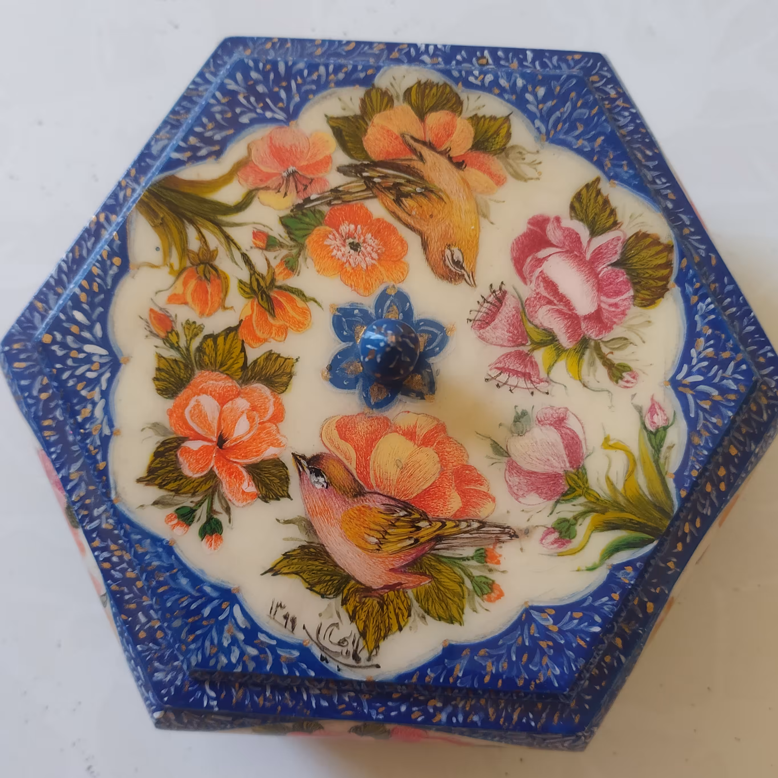 جعبه جواهرات شش ضلعی  ساخته شده از جنس استخوان شتر با نقاشی اعلا گل و مرغ در ابعاد  ده درچهار