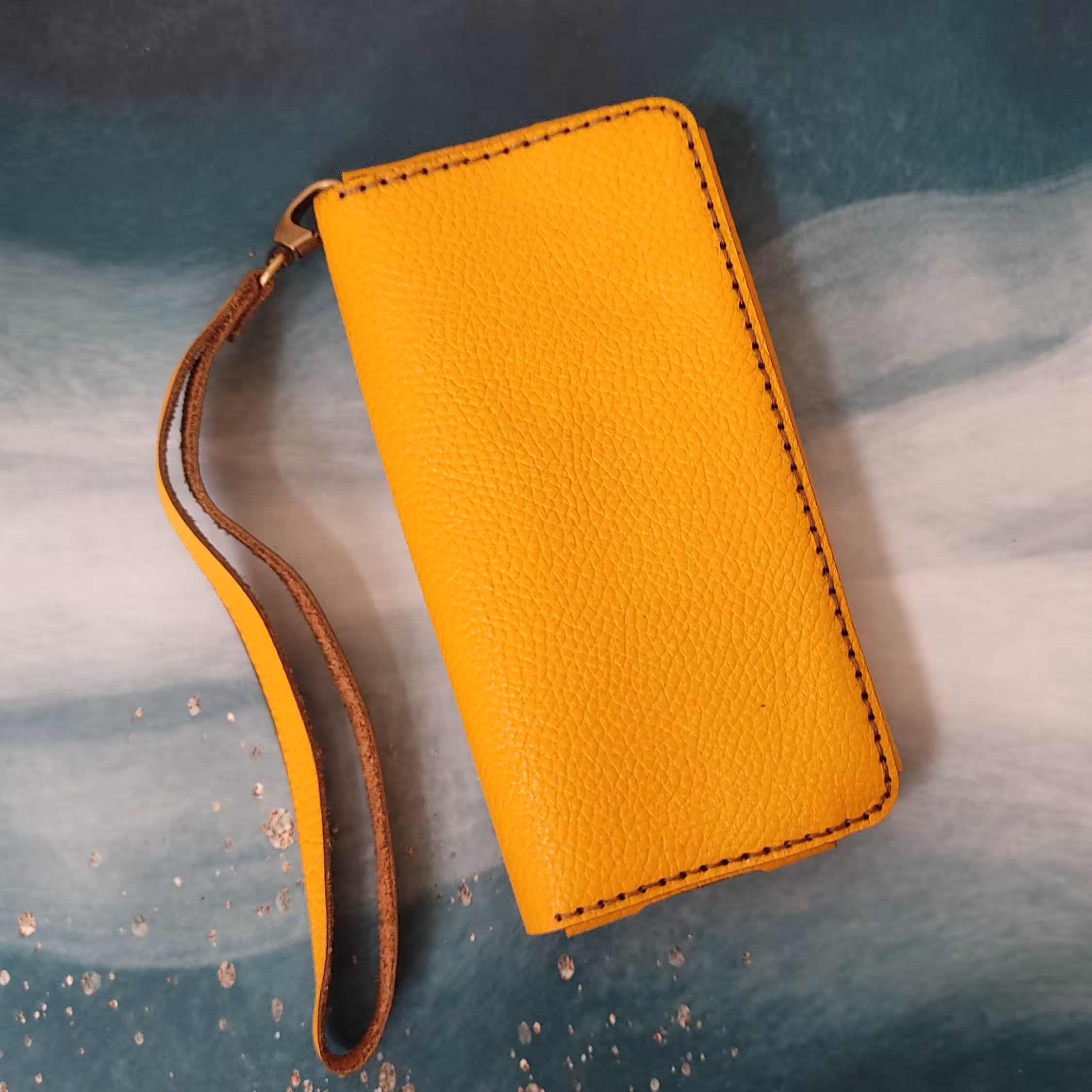 کیف پول چرم طبیعی دست دوز  با بند دستی و جای موبایل 