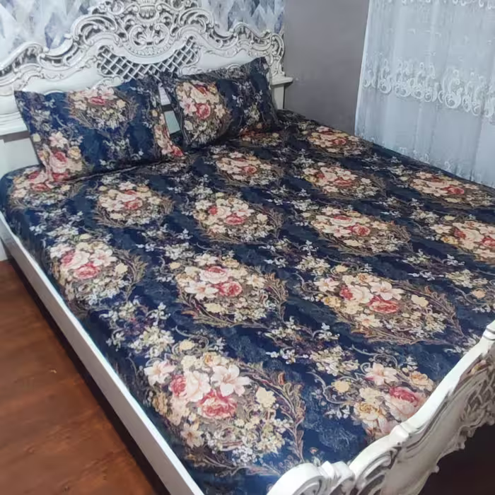 ملحفه کشدار  دونفره با دوعدد روبالش طرح گلدانی سورمه ای