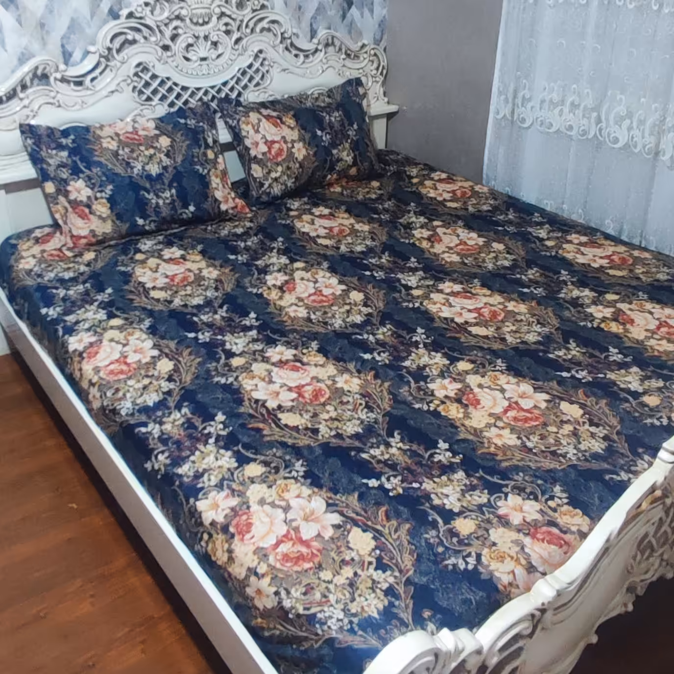 ملحفه کشدار  دونفره با دوعدد روبالش طرح گلدانی سورمه ای