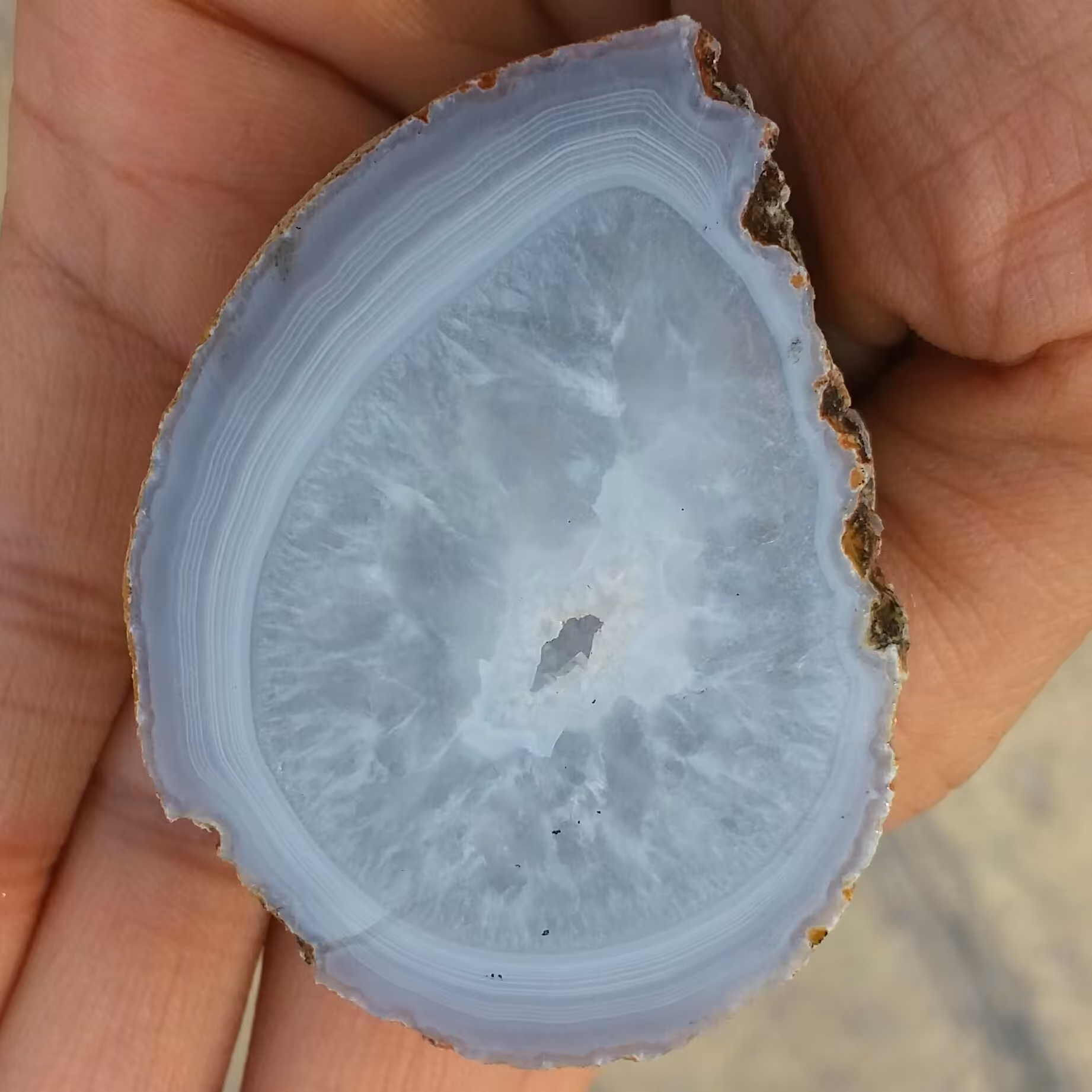 اسلایس سنگ راف عقیق سلیمانی 3بعدی ژئود دار توخالی شاهکار خلقت 100 در صد طبیعی
با قابلیت ساخت چند نگین و چند اسلایس مجدد