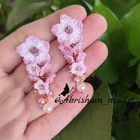 گوشواره استیل رنگ ثابت طرح گل های مینیاتوری بافته شده با نخ ابریشم ترک ظریف و زیبا