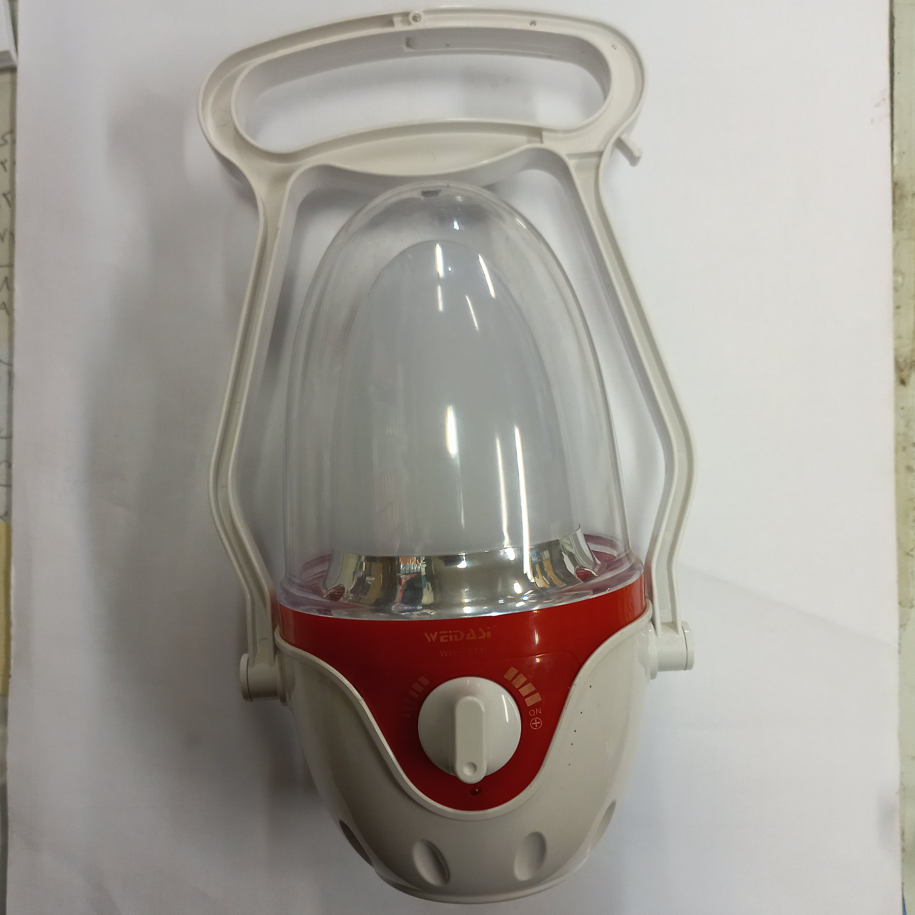 چراغ اضطراری فانوسی شارژی ویداسی دارای توان مصرفی 15 وات دارای پیچ ولوم برای خاموش و روشن و کم و زیاد کردن نور