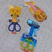 قیچی کوچک کاغذبری مخصوص مهدکودک و پیش دبستانی کودکان . در طرح و رنگ های متفاوت 