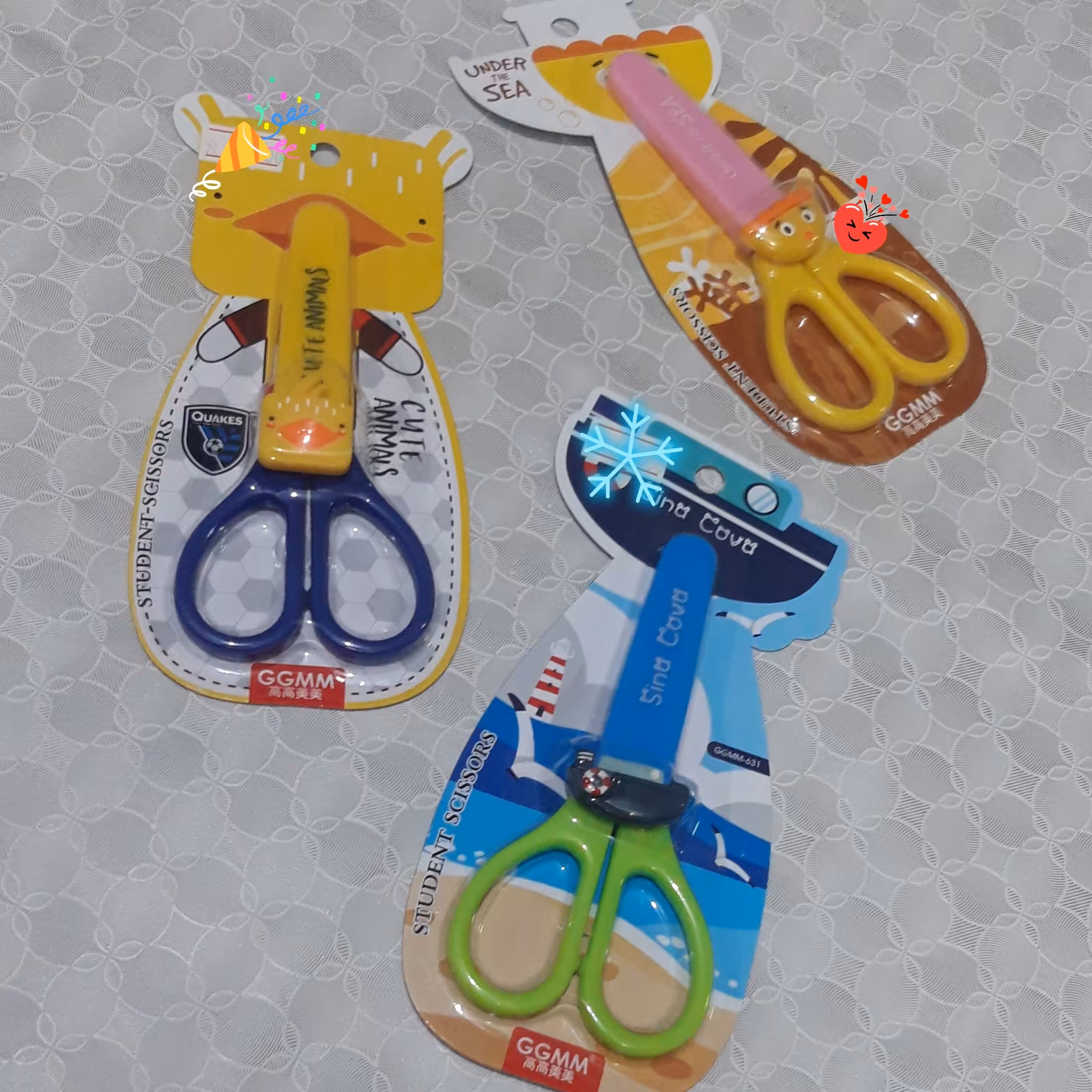 قیچی کوچک کاغذبری مخصوص مهدکودک و پیش دبستانی کودکان . در طرح و رنگ های متفاوت 