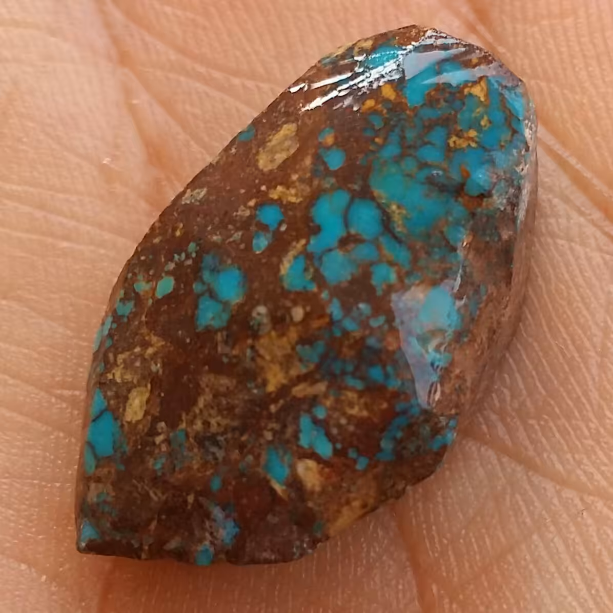 اسلایس سنگ راف فیروزه عنکبوتی خارق العاده اصل نیشابور صد در 100 طبیعی شاااهکار خلقت
مناسب جهت دکور و ساخت نگین فاخر