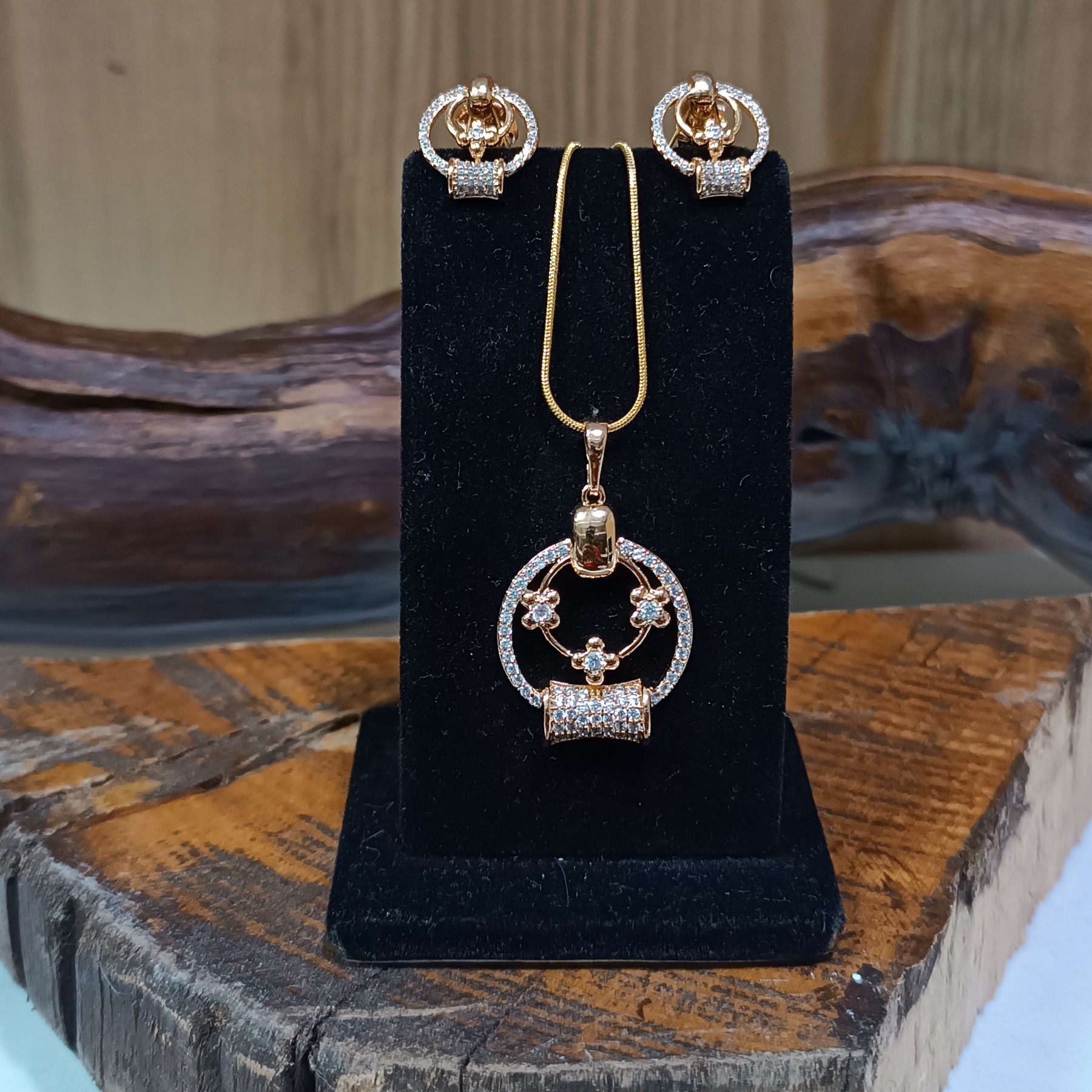 نیم ست ژوپینگ.با آبکاری طلای24عیار.سنگها مخراج کاری شده.با50درصد تخفیف