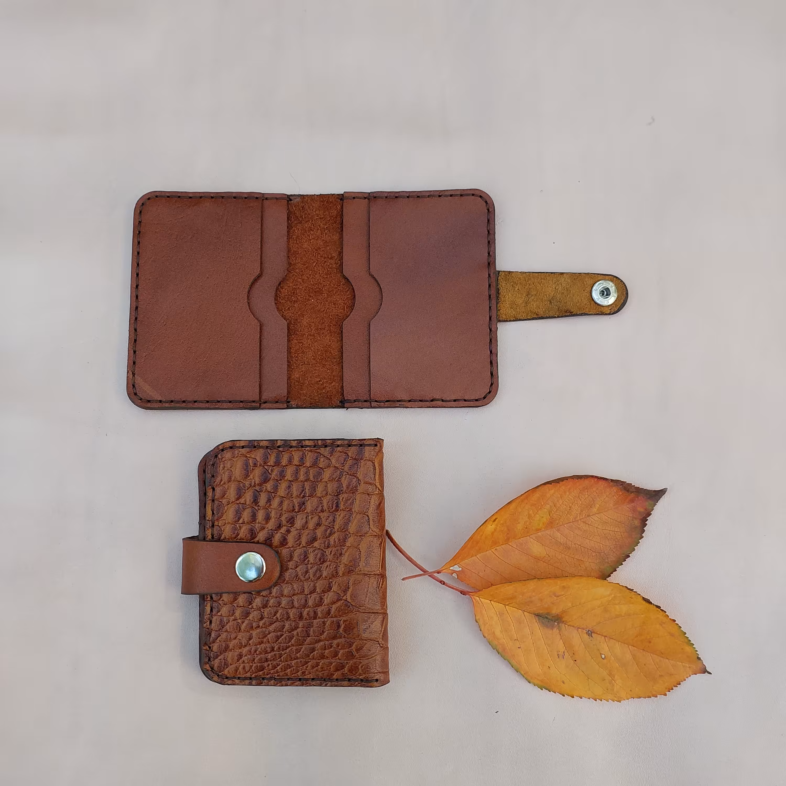 جا کارتی چرمی دکمه دار جاکارتی چرم اصل گاوی طرح کروکودیلی دستدوز کیف کارت رنگ عسلی کد jd07