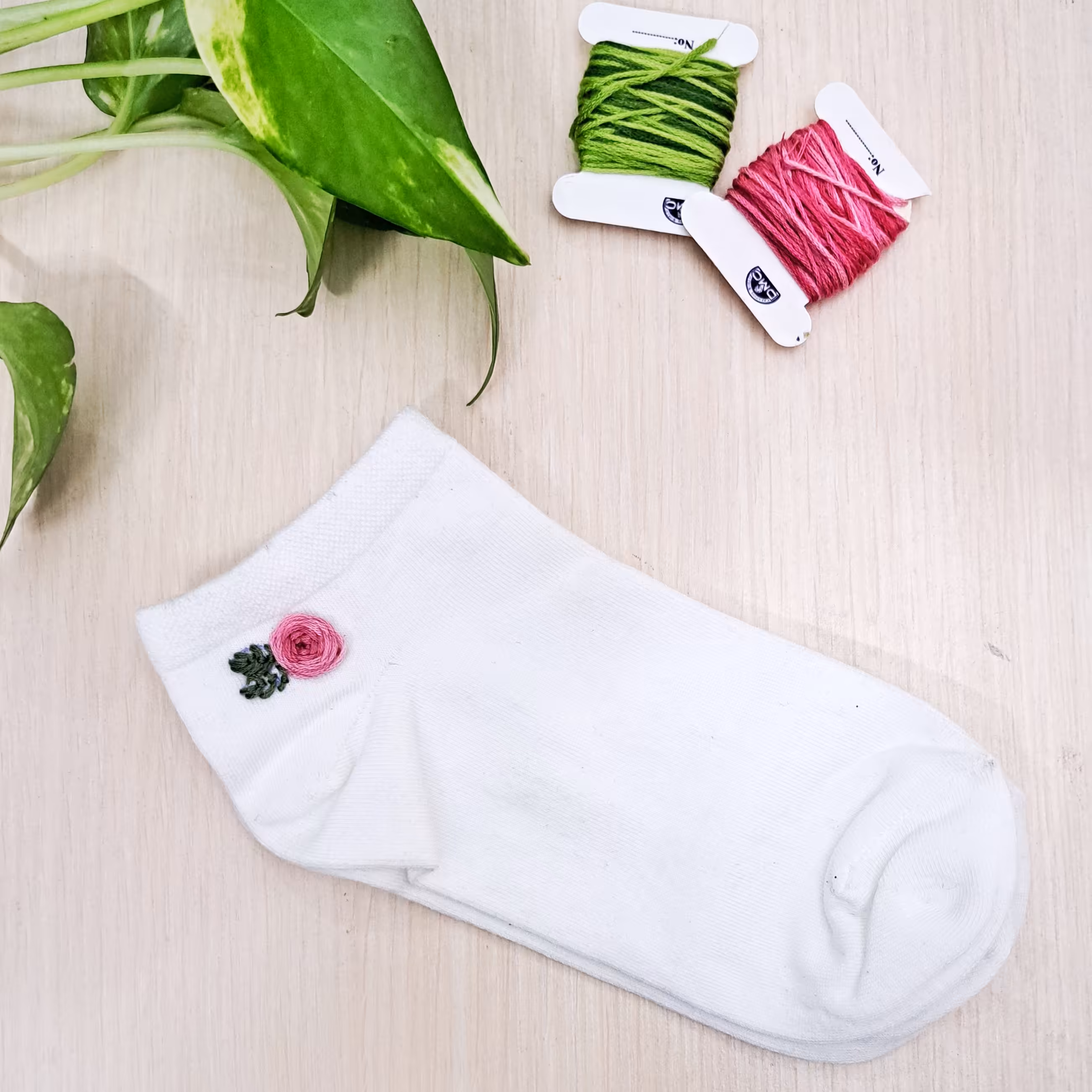 جوراب گلدوزی شده