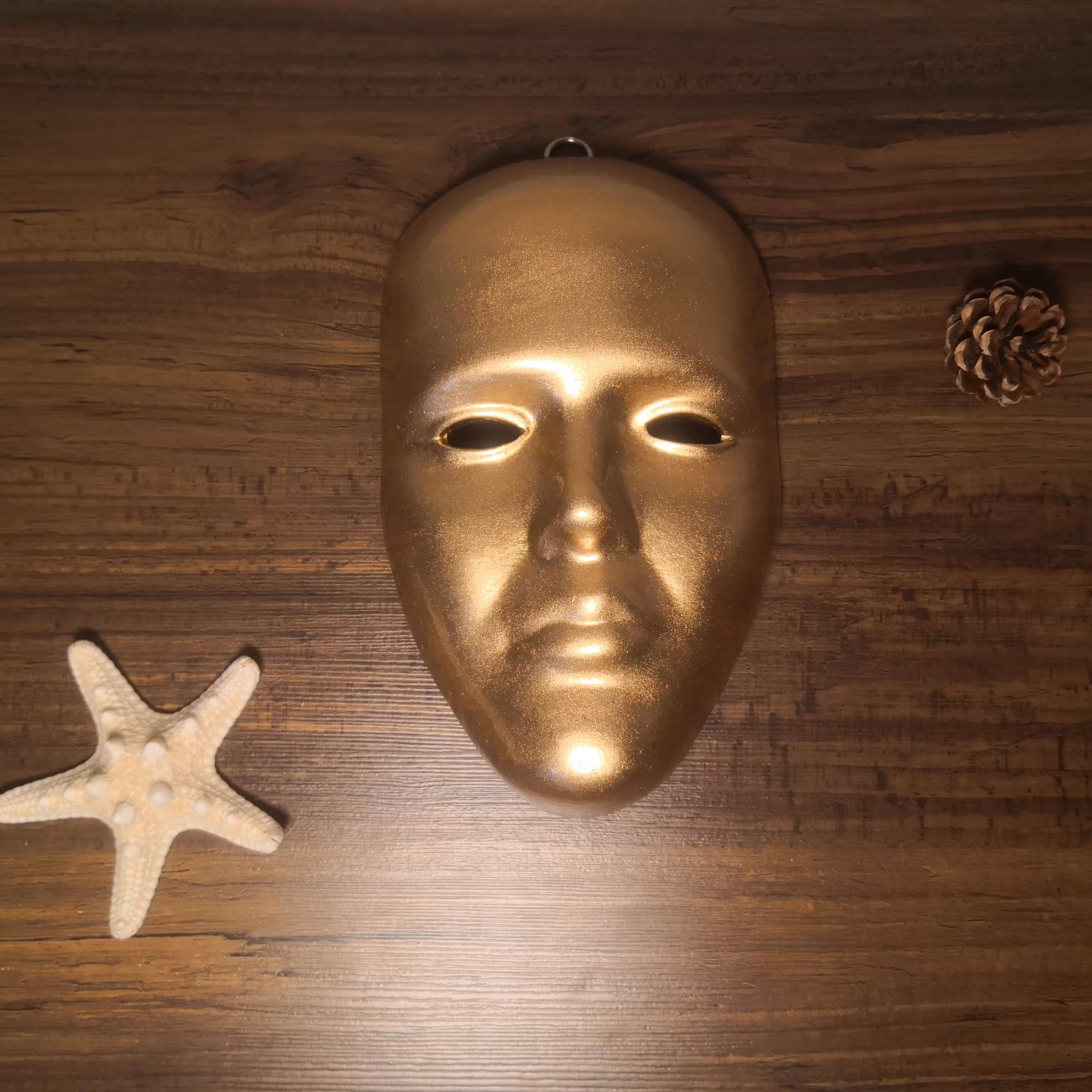 مجسمه دکوری صورتک طلایی از جنس پلی استر رزین دارای آویز برای دیوار 