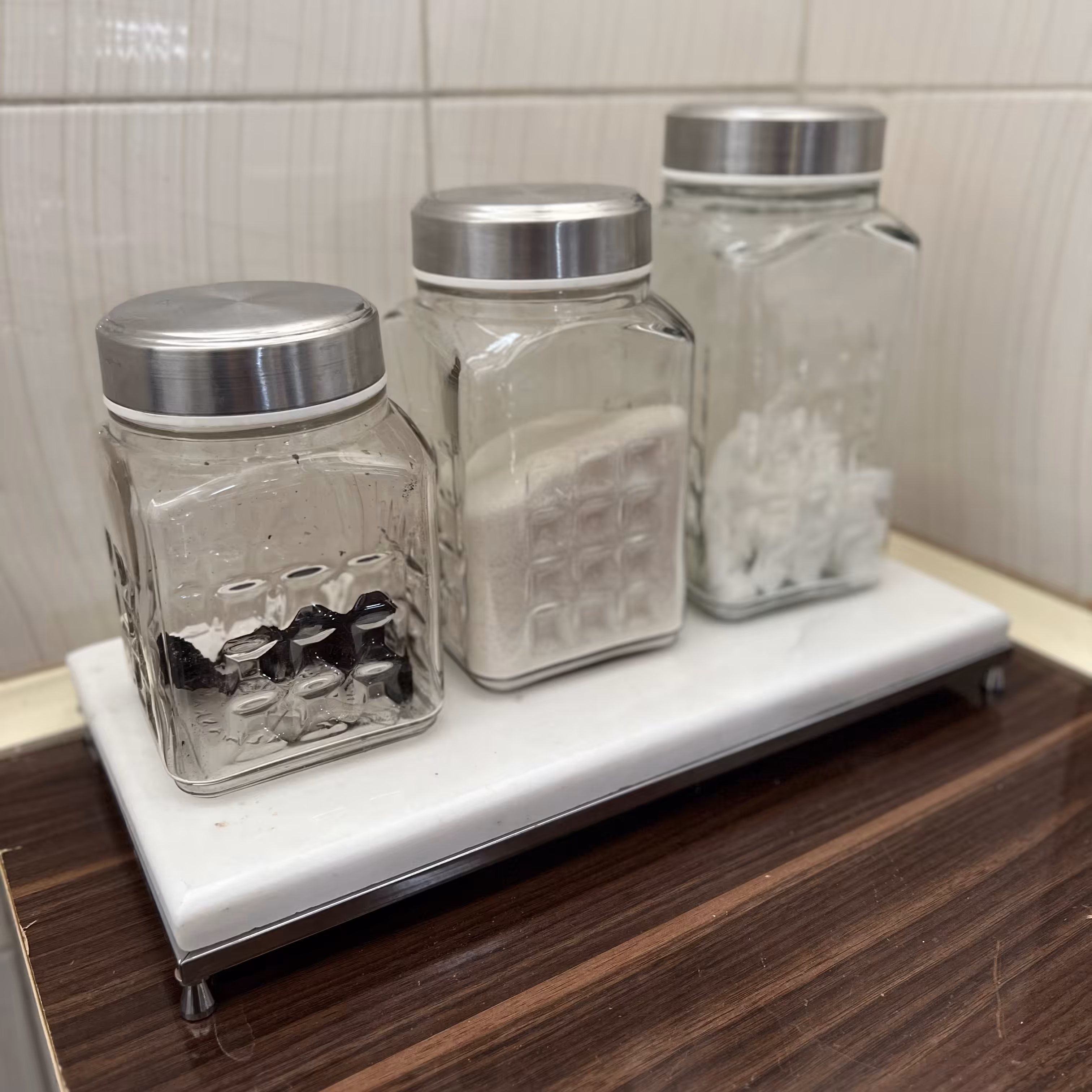 استند سنگی برای زیر بانکه چیدمان شیرینی سینی قابل سفارش با سنگ مشکی و سفید 