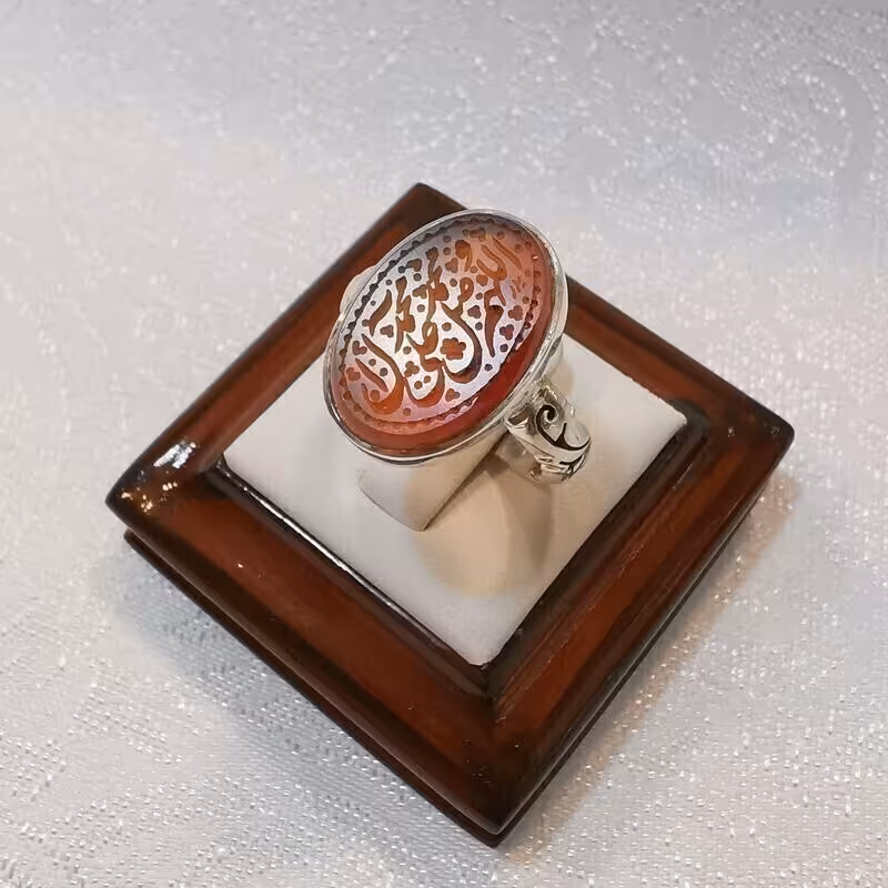 376-انگشتر رکاب دستساز با سنگ عقیق یمن با حرز امام جواد و تربت کربلا - کد 6