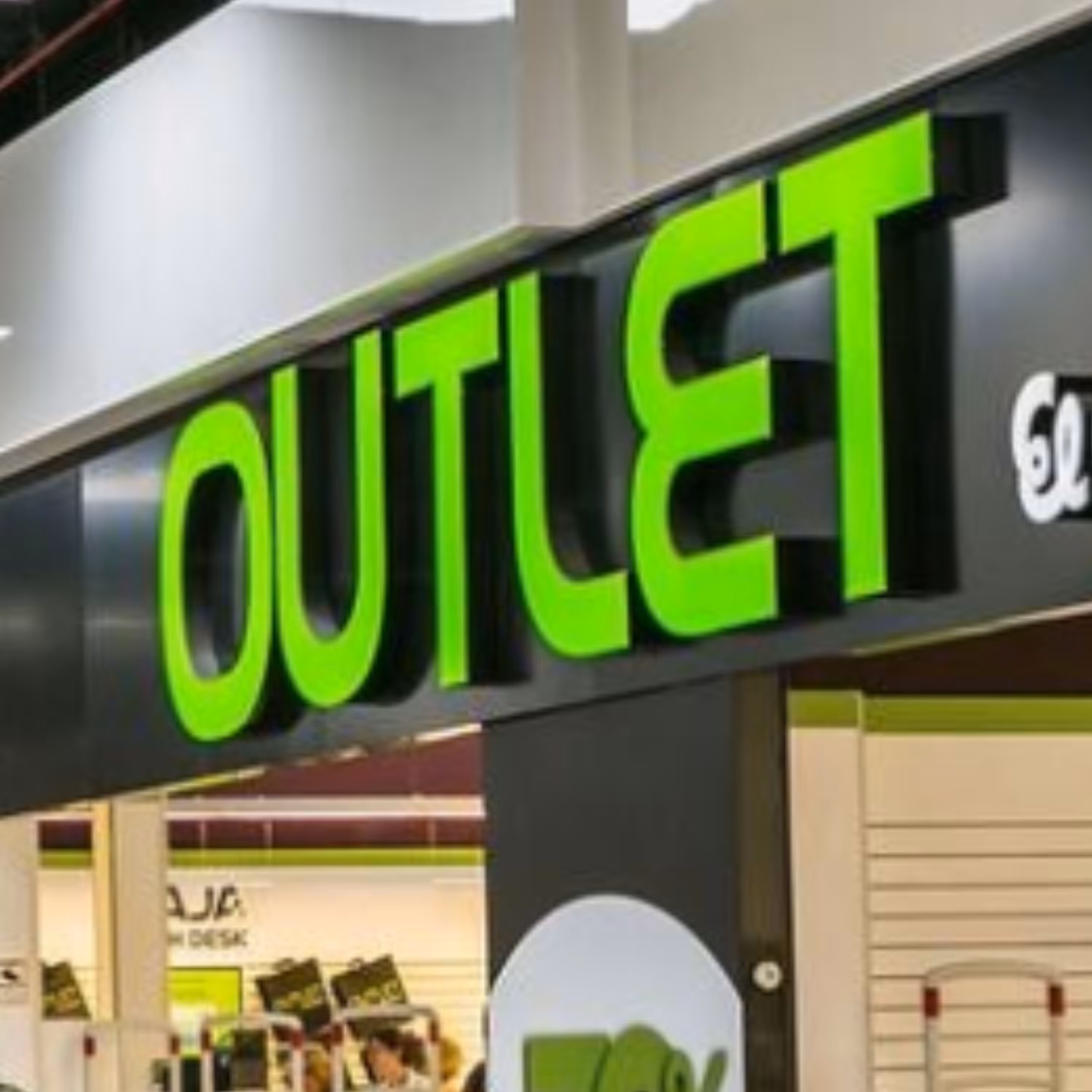 کفش outlet سایزهای اضافه انباشته شده زیر فی 