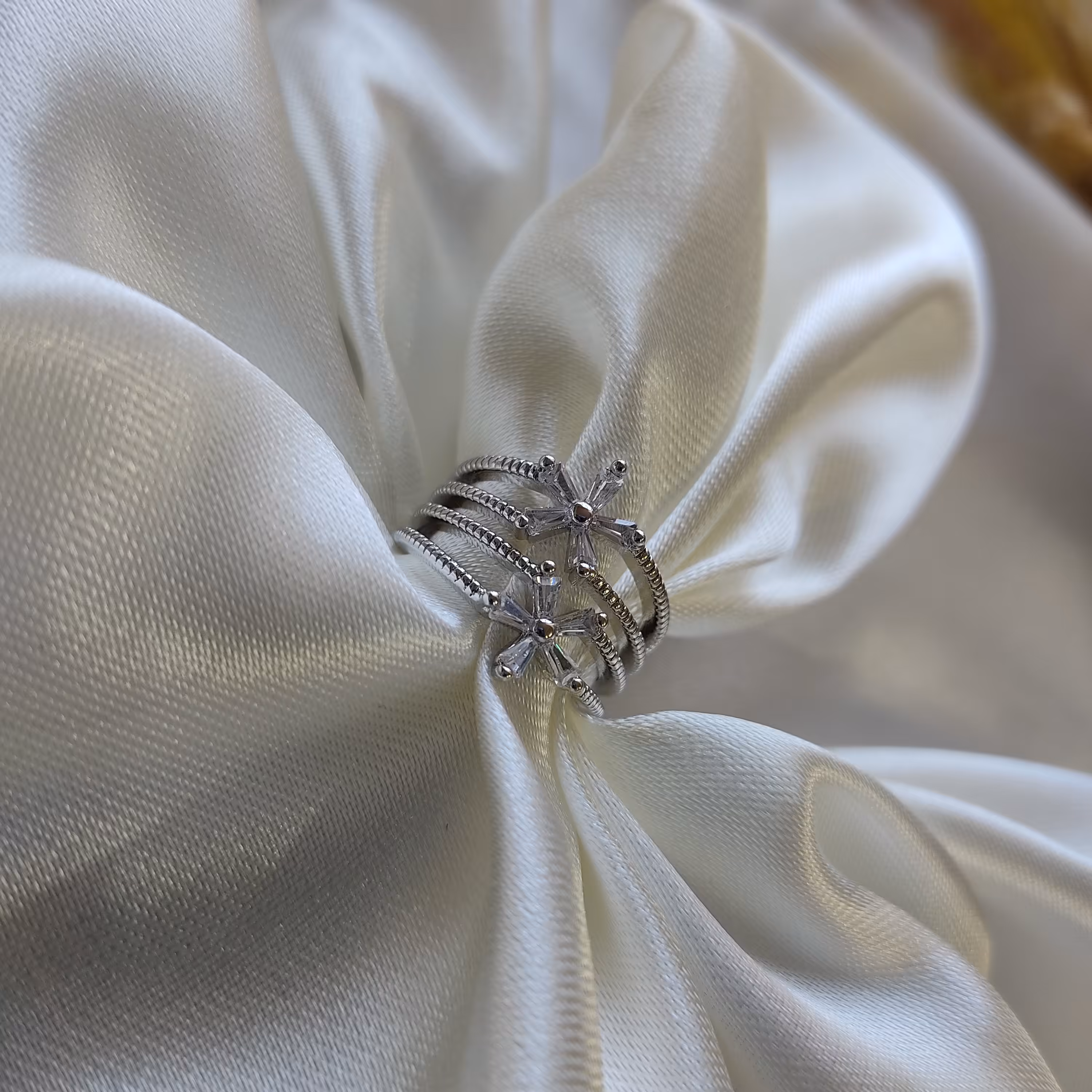 انگشتر  سه رج یا گل نگین دار 