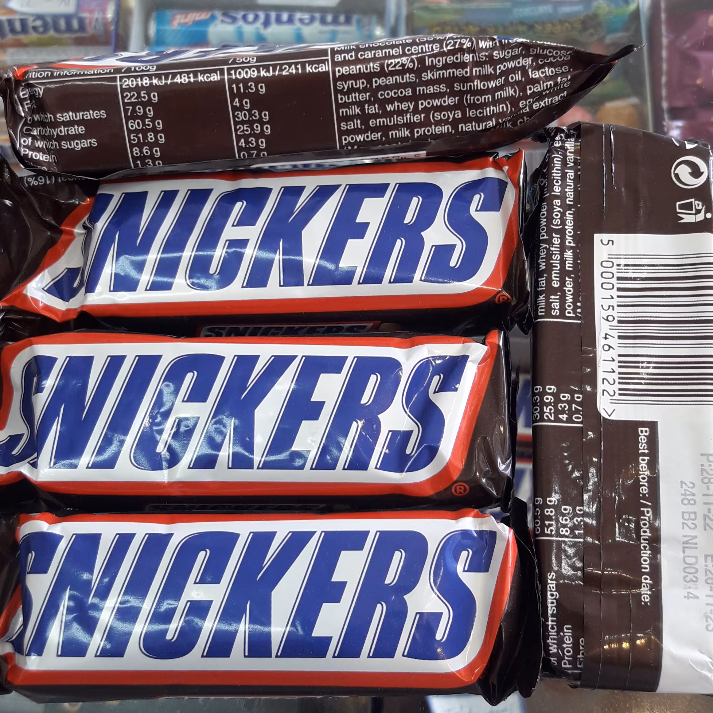 شکلات اسنیکرز همراه تیکه های بادام زمینی