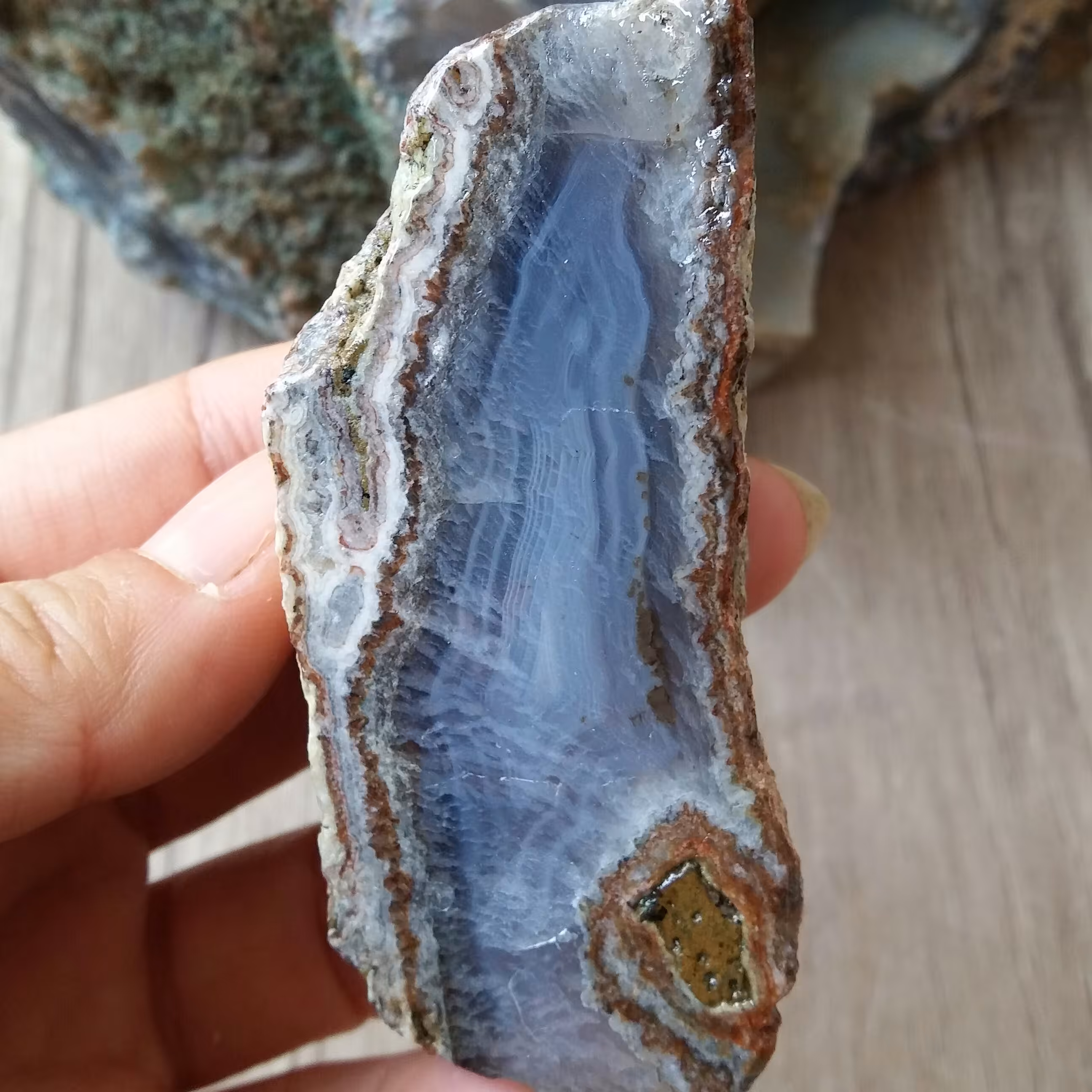 یک تکه سنگ عقیق اصل سلیمانی  و نیلی رنگ معدنی و ناب  مناسب دکور با خواص بسیار سنگ عقیق