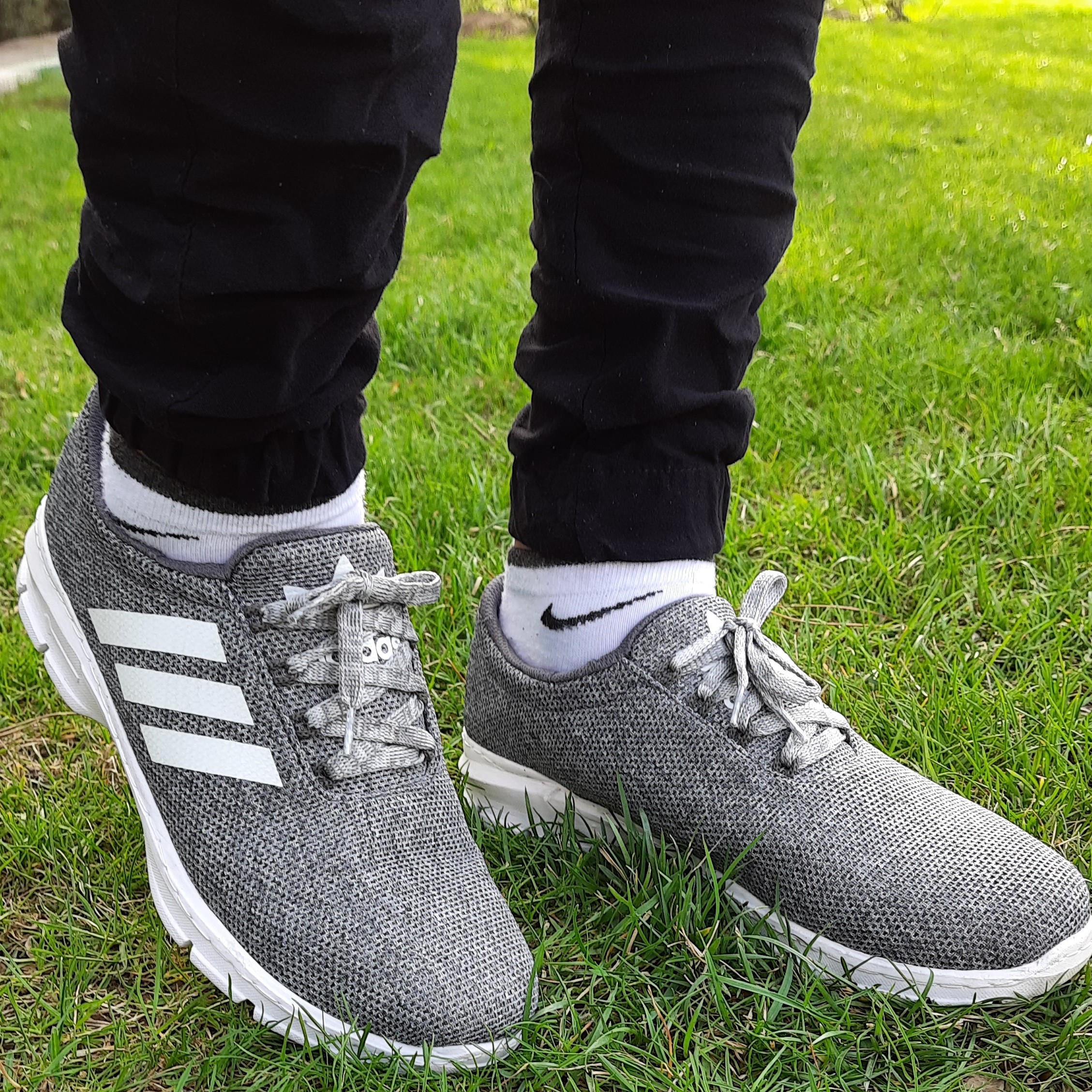 کتونی اسپرت آدیداس زنانه و مردانه مناسب فعالیت های روزمره و نورنگ طوسی طرح بند نمایشی از غرفه مشهد کفش با ارسال رایگان