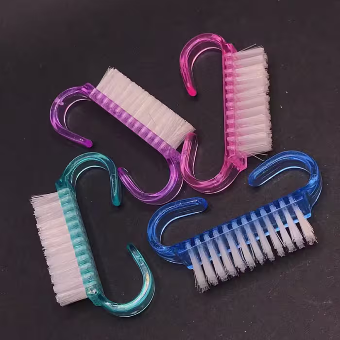 برس ناخن