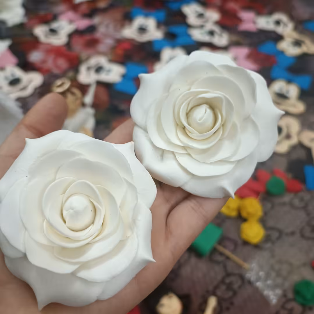 تاپر فوندانتی گل رز  موجود در تمامی رنگ ها    ویژه تزئین کیک و دسر  و کاپ کیک .قطر 6سانت 