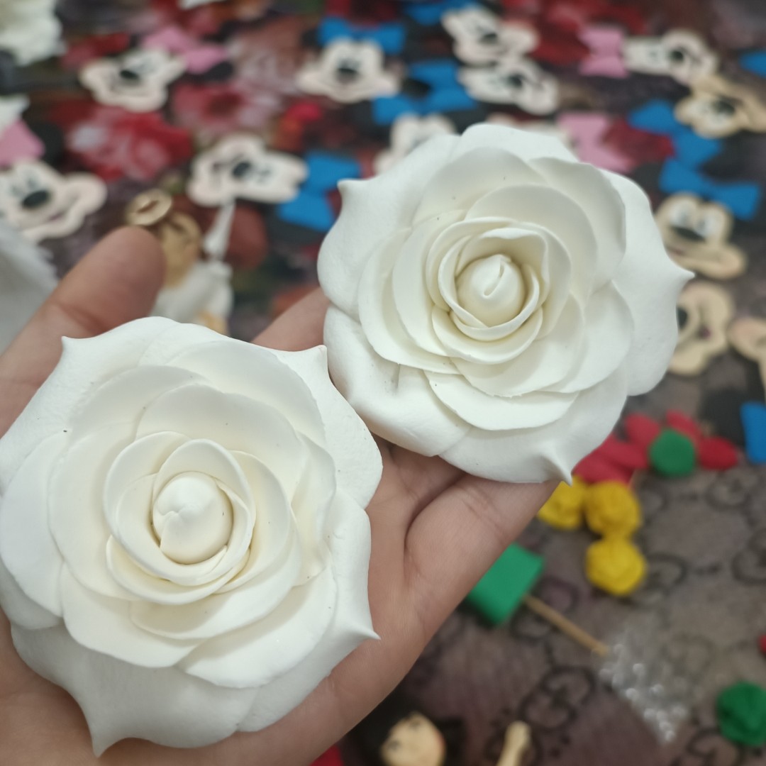 تاپر فوندانتی گل رز  موجود در تمامی رنگ ها    ویژه تزئین کیک و دسر  و کاپ کیک .قطر 6سانت 