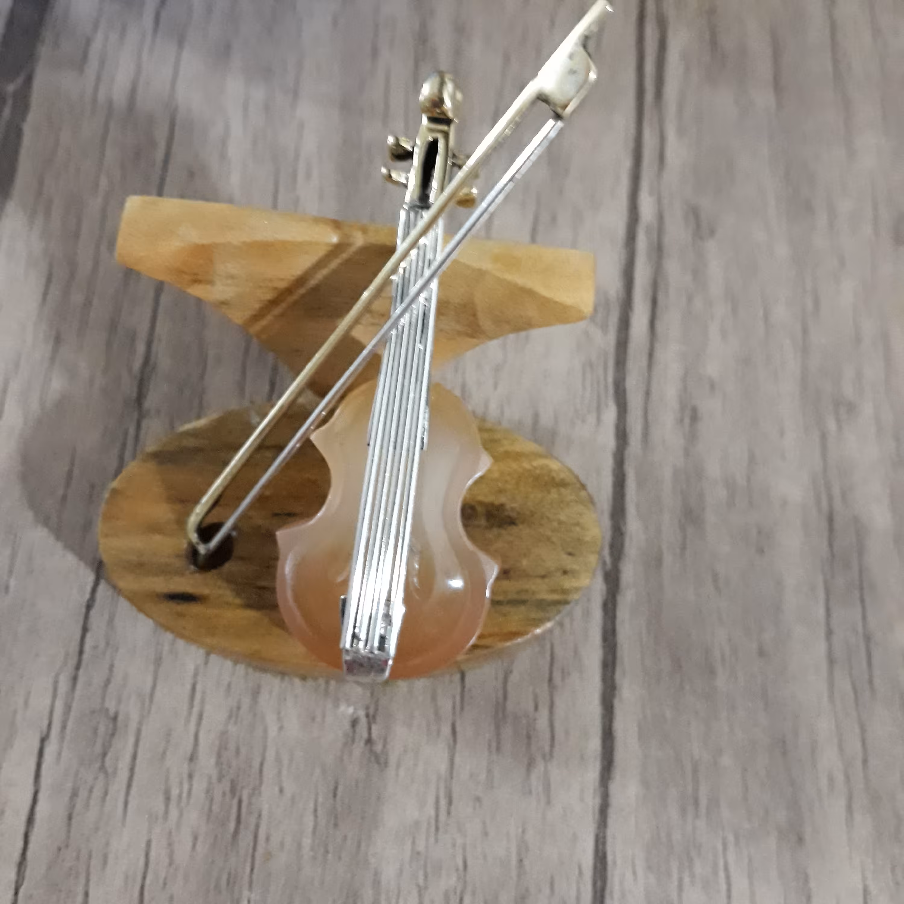 ویولن   ساخته شده از نقره و برنج و سنگ عقیق  کاملا دست ساز 