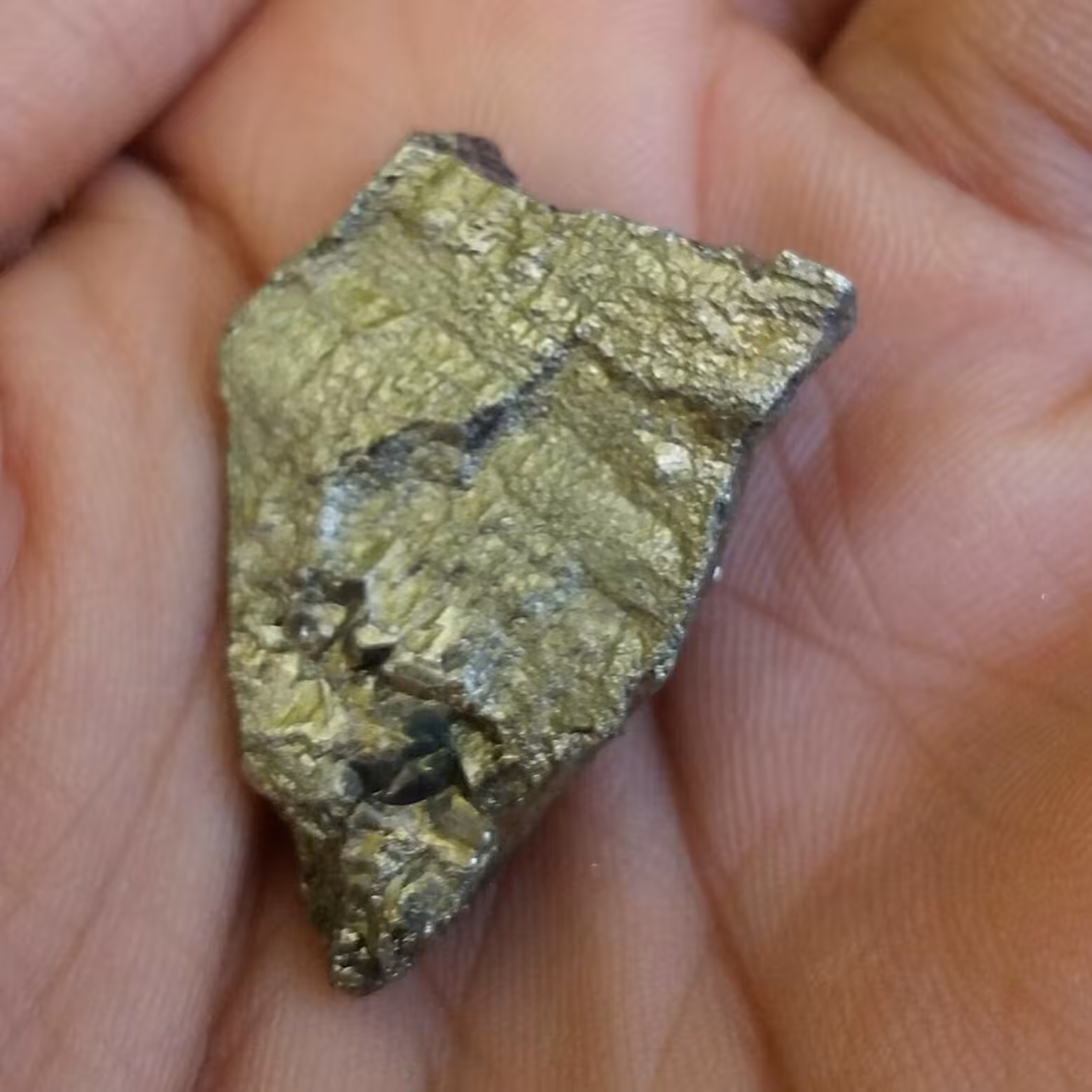 سنگ راف حبه شده پیریت طلایی ملقب به سنگ طلا صد در صد طبیعی شاهکار خلقت
تماما پیریت بدون ناخالصی
بی نظییییر
