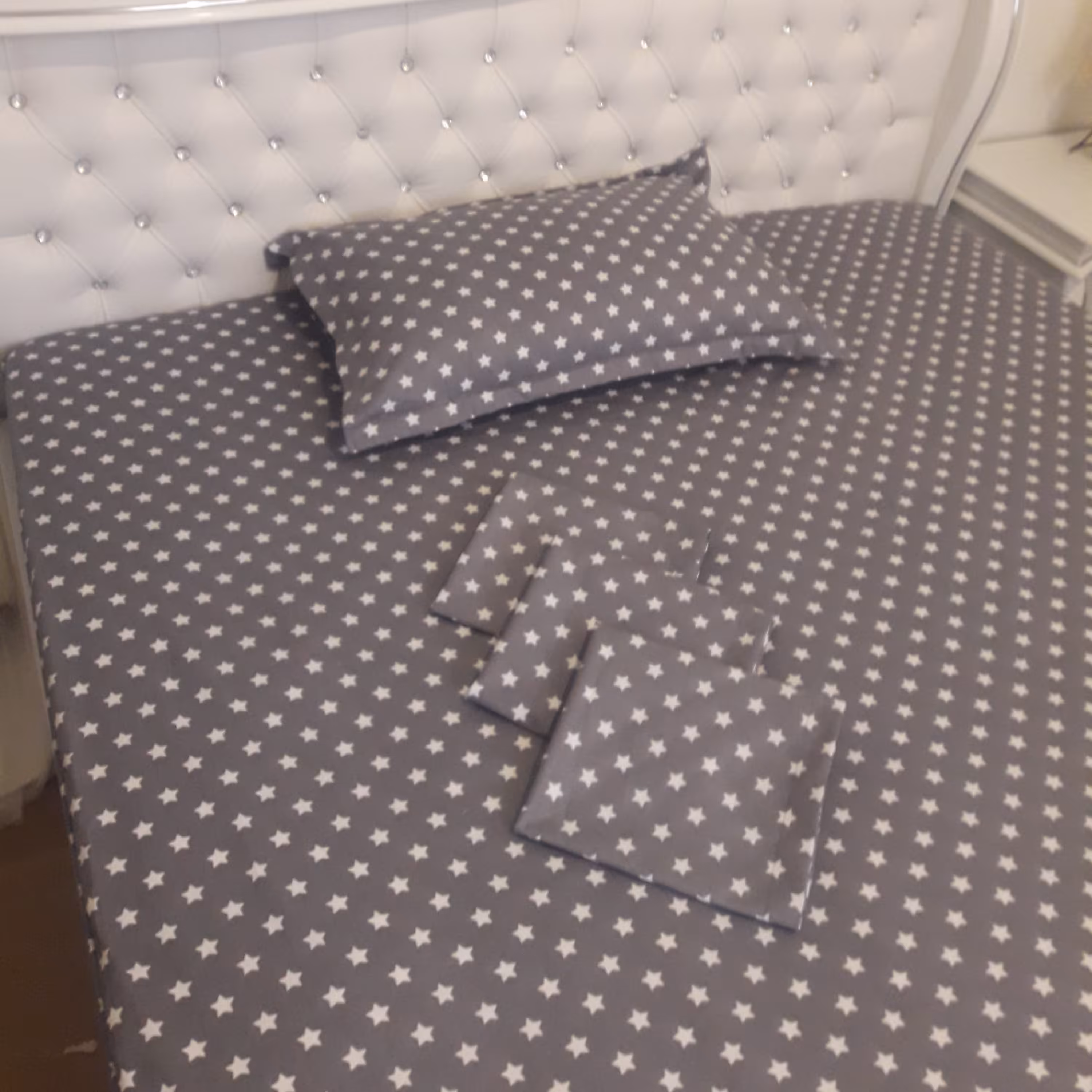 روبالشی و کاور تشک دونفره  جنس پارچه ترک بسیار نرم بدون آبرفت رنگ ثابت میباشد دارای دوبالش و کاور کشدوزی شده 