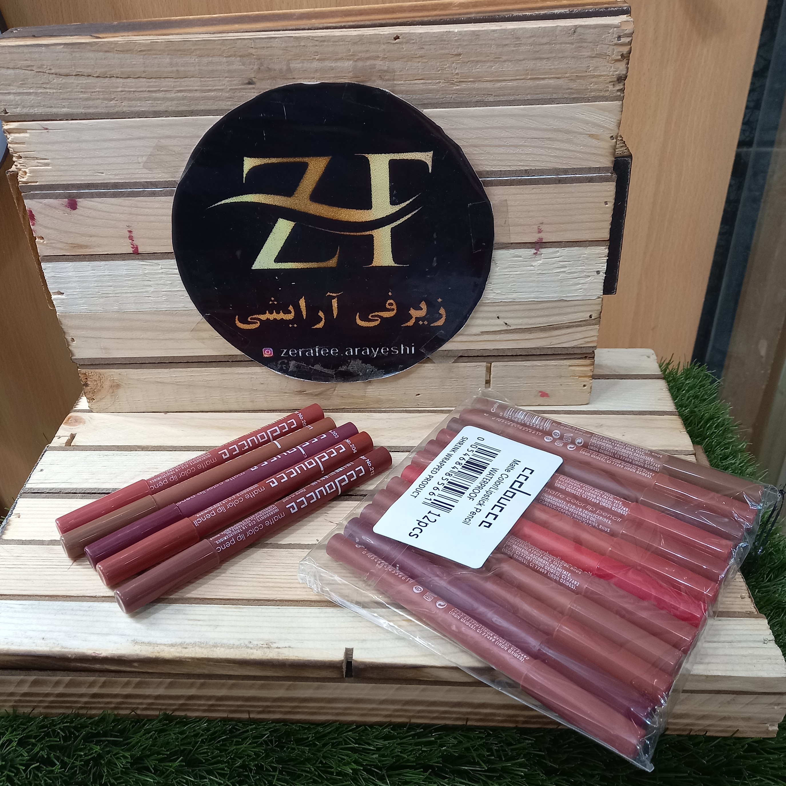رژلب مدادی بسیار نرم و روان و ماندگاری عالی پیگمنت بالا