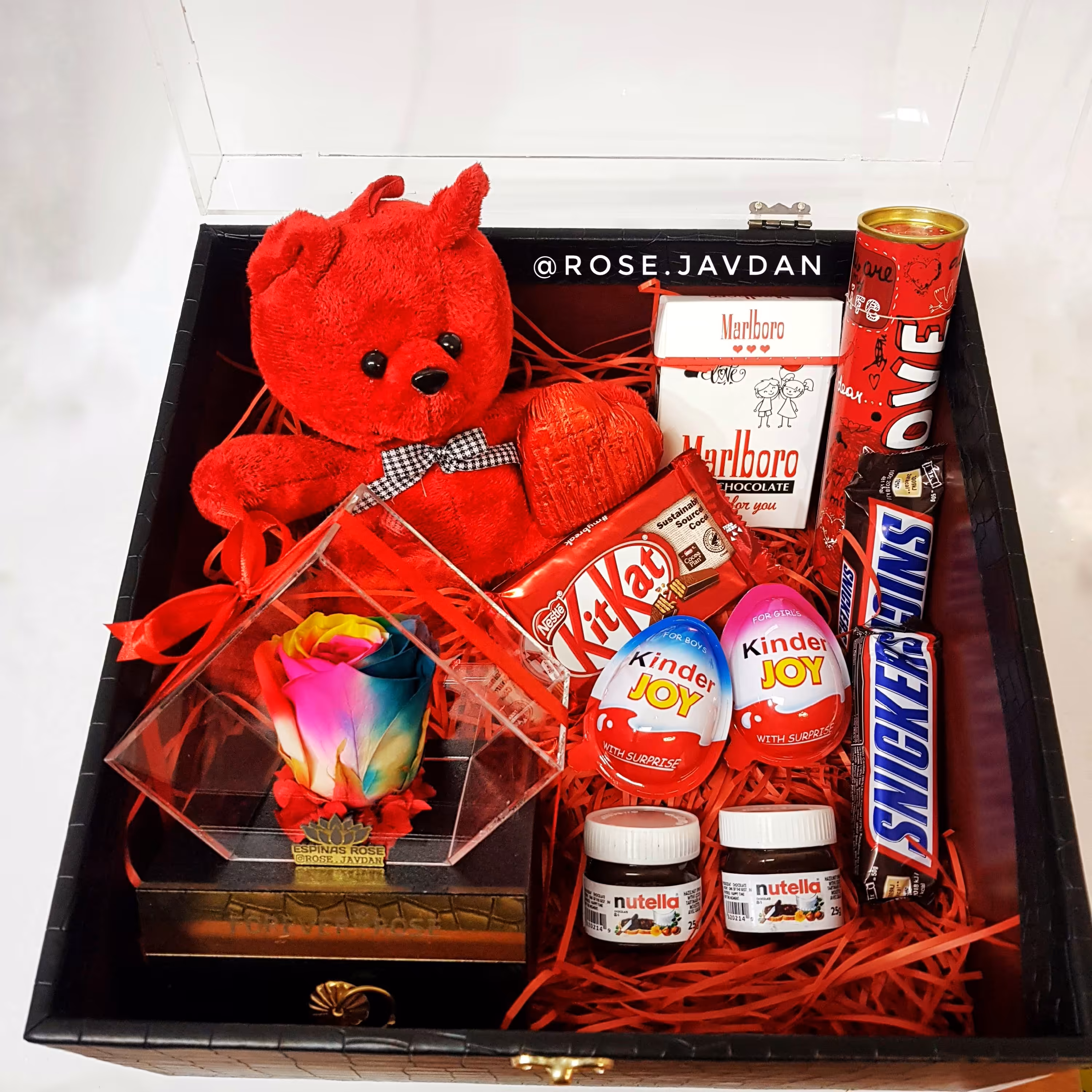 پک ولنتاین همراه باکس گل رز جاودان و ریسه و خرس