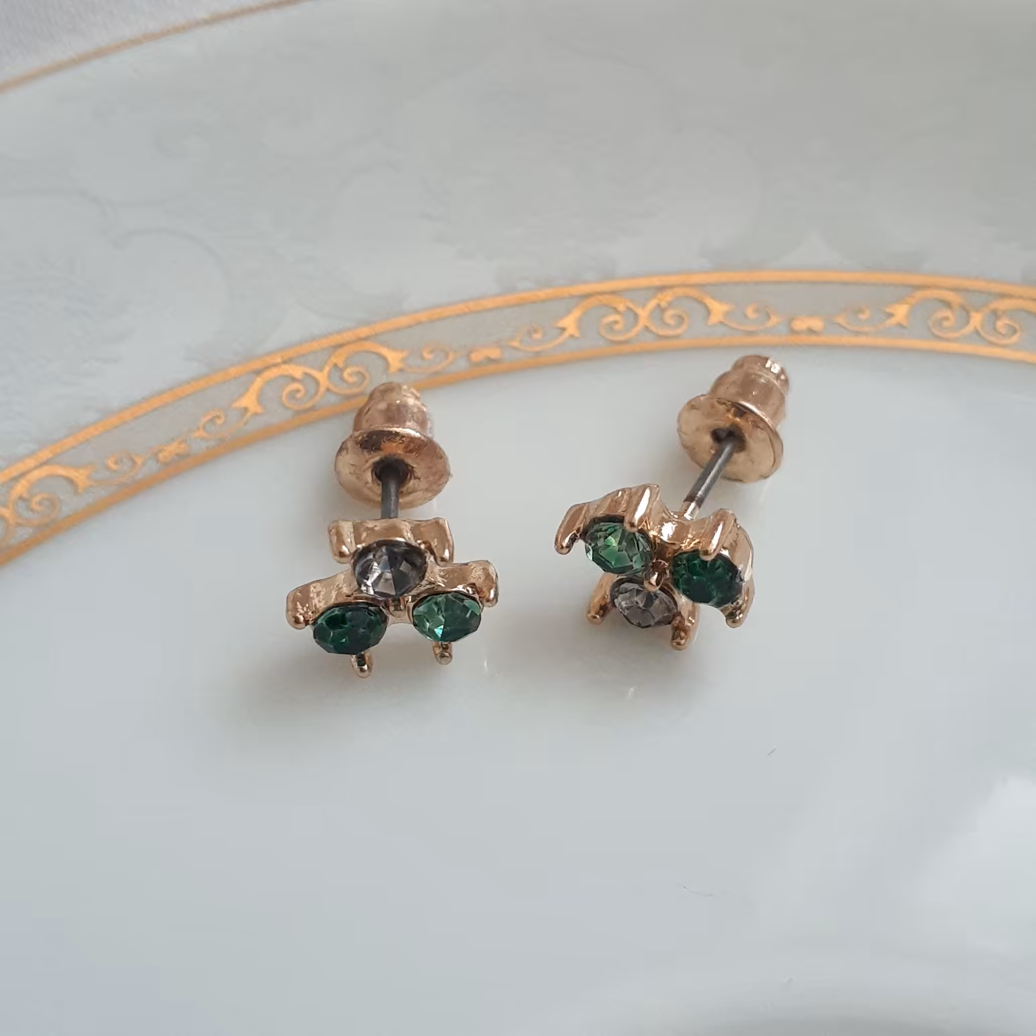 گل گوش میخی نگین سبز