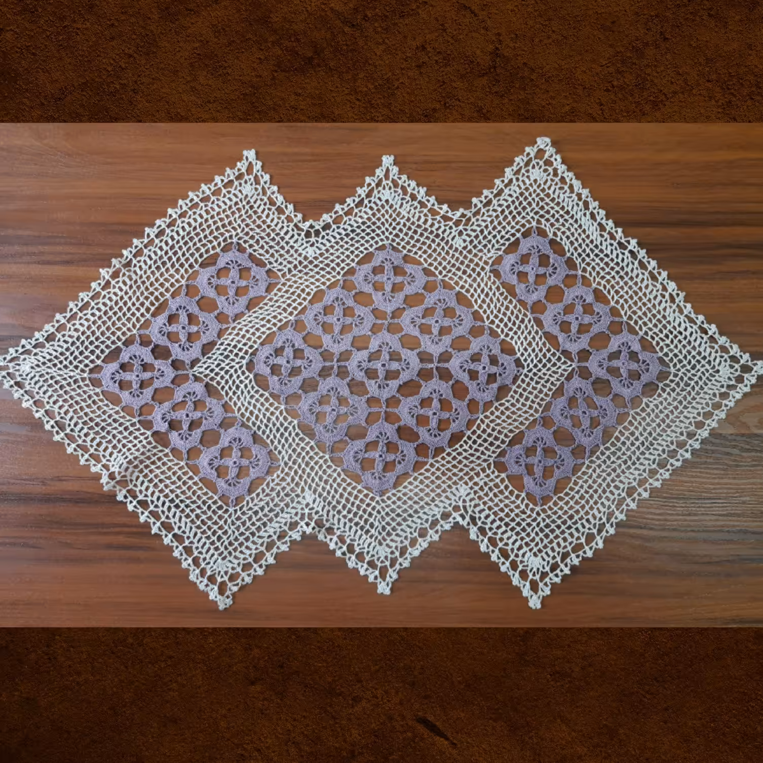 رومیزی قلاب بافی چند ضلعی ( سفید ، یاسی )