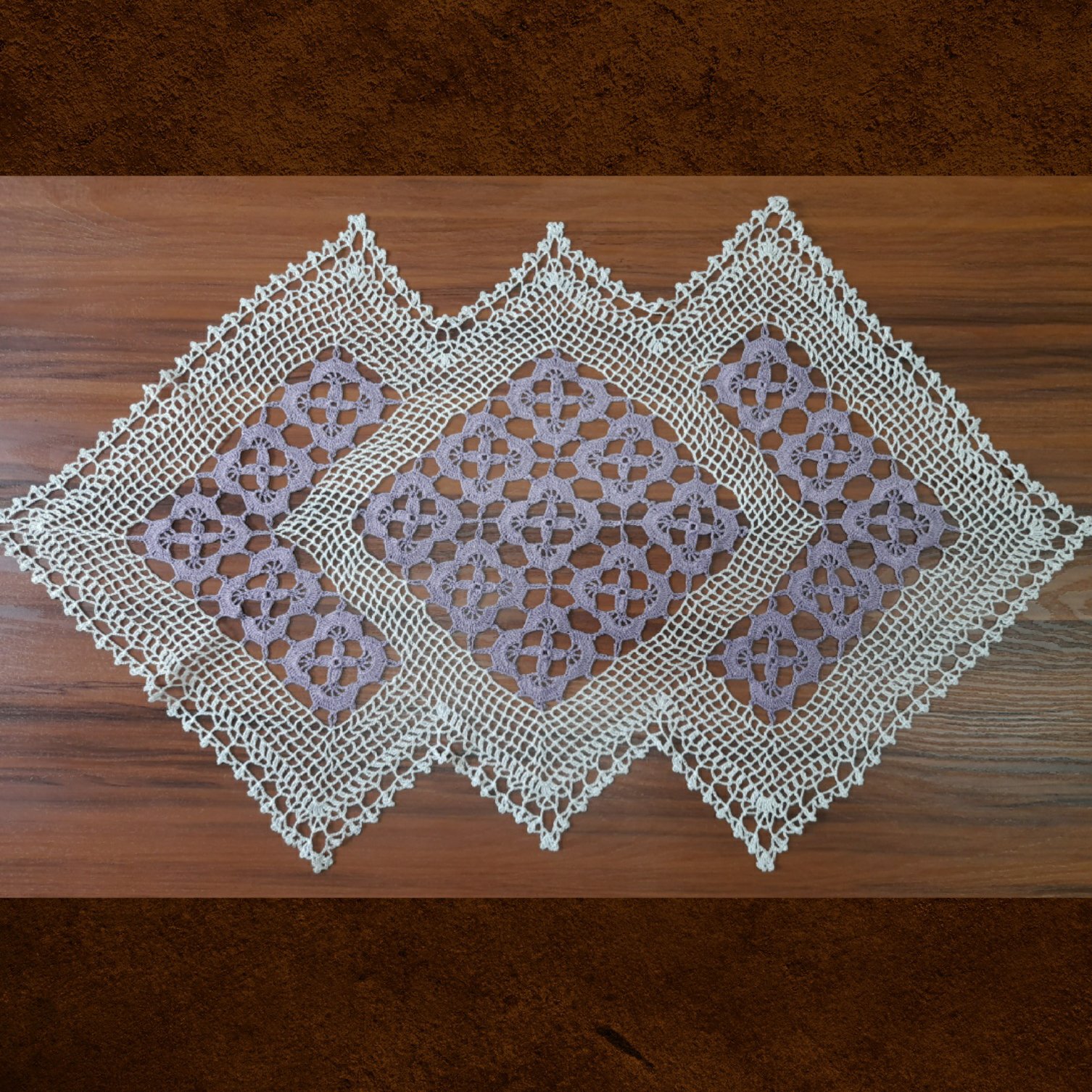 رومیزی قلاب بافی چند ضلعی ( سفید ، یاسی )