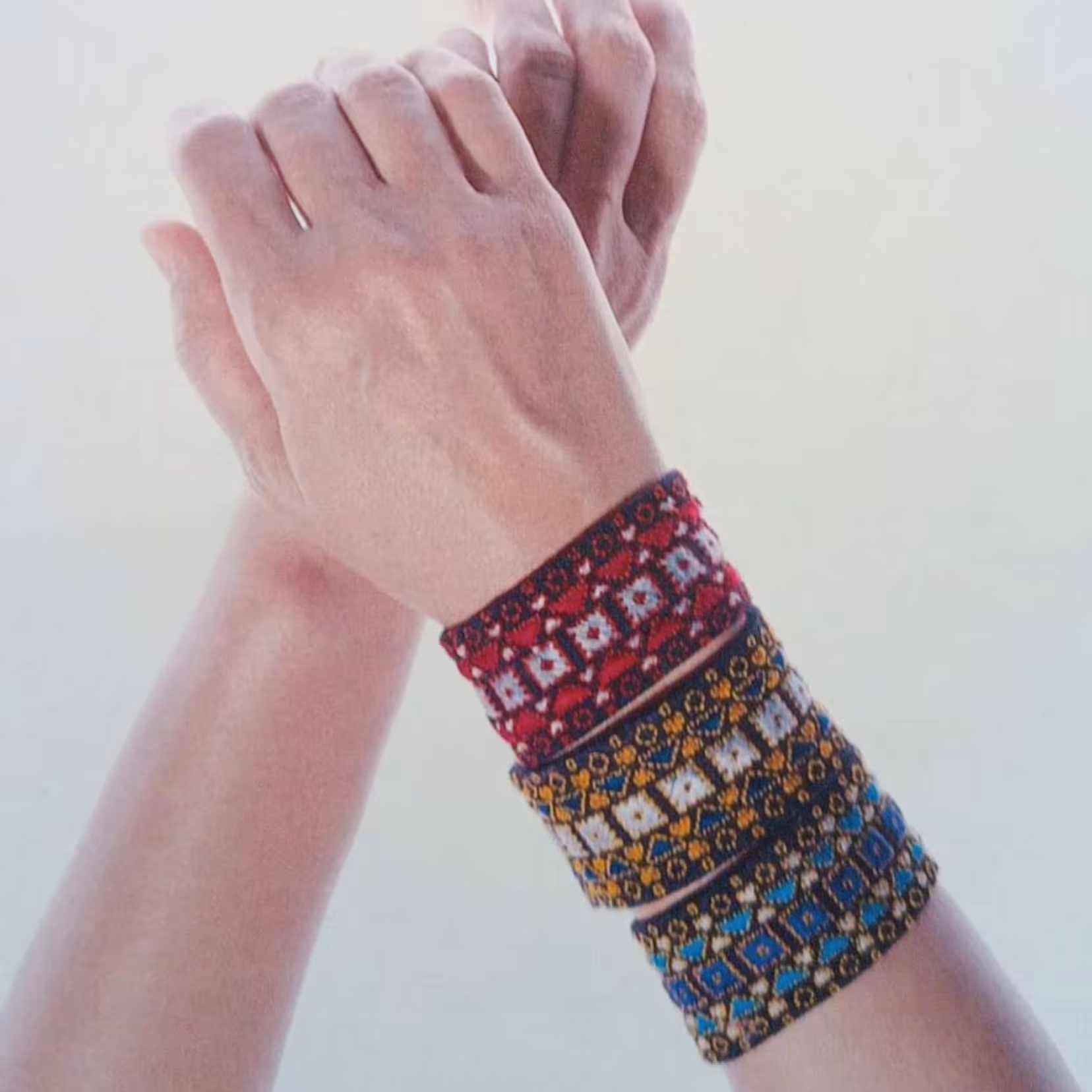 دستبند سوزن دوزی شده