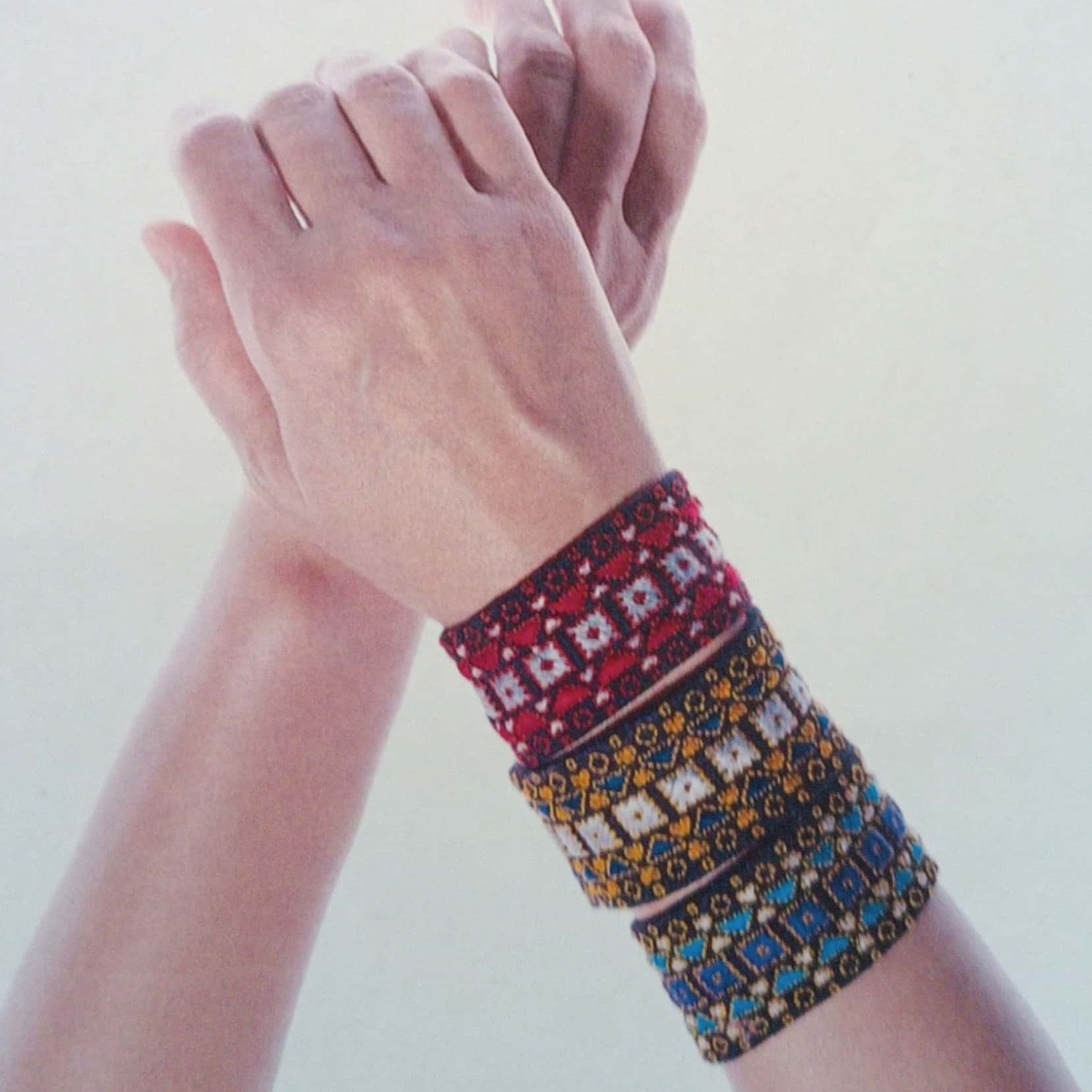 دستبند سوزن دوزی شده