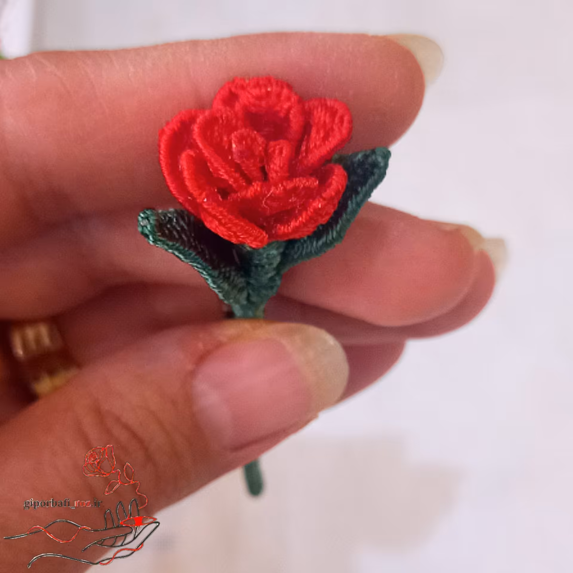 اکسسوری شاخه گل زیبای دستبافت گیپوربافی که سنجاقسینه هست