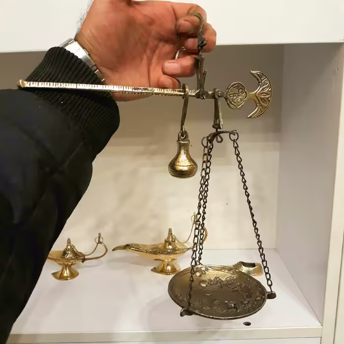 ترازو برنجی قپان طرح قدیم وانتیک کلکسیونی کوچک دکوری تزیینی وخاص