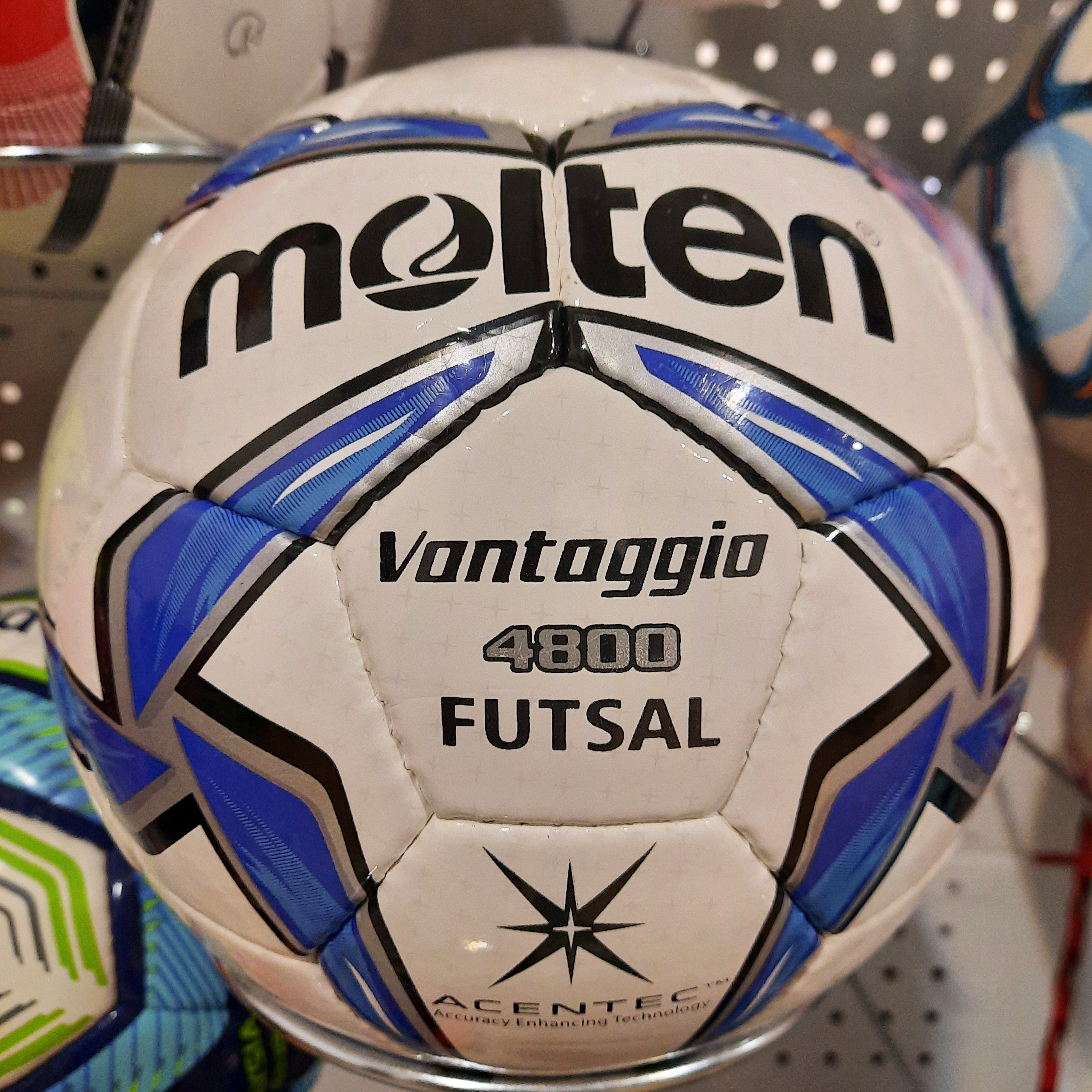 توپ مولتن تنبل نمره4 داخل سالن