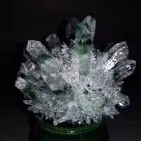 گوهر سنگ کوارتز شفاف کلرینه روی پایه سرامیکی  