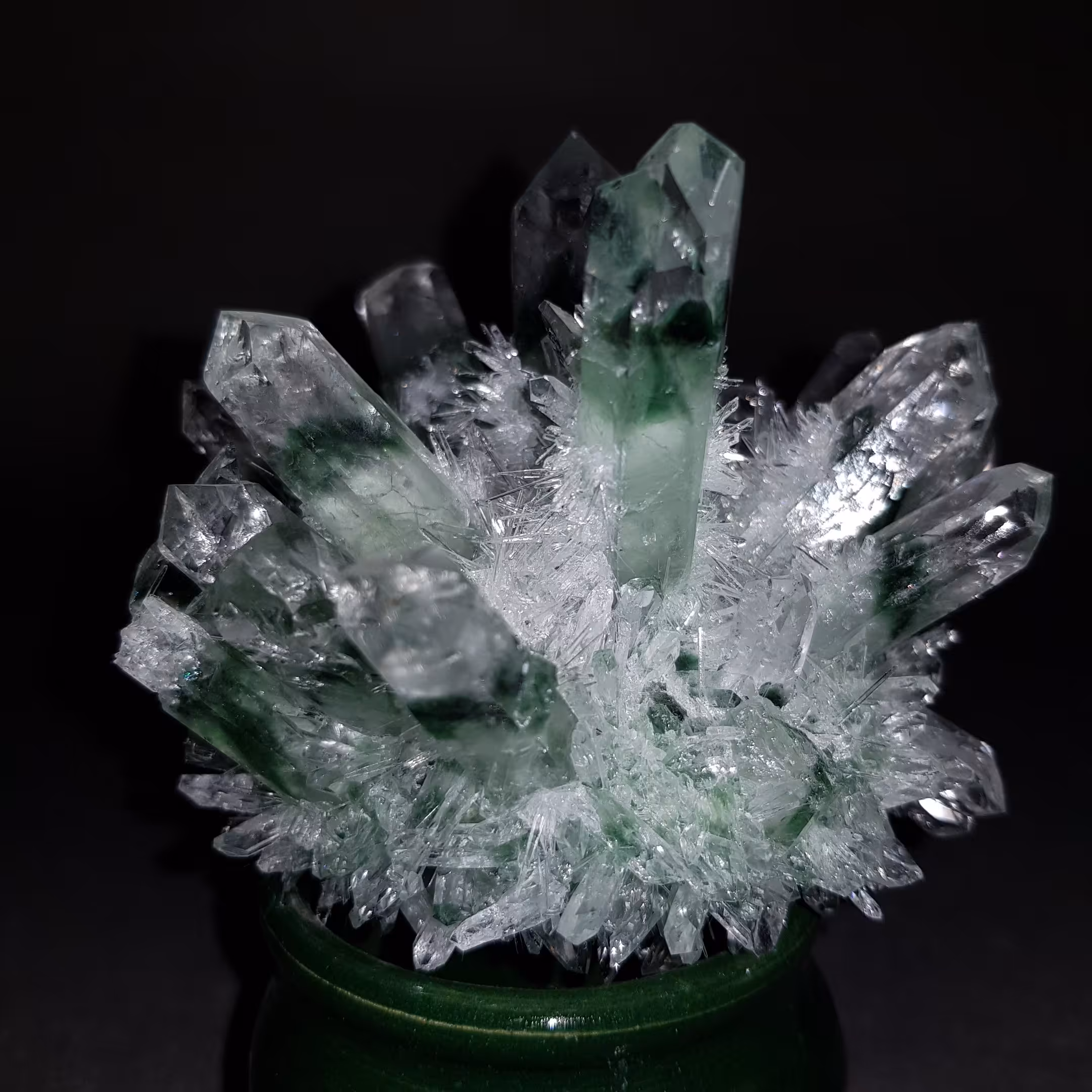 گوهر سنگ کوارتز شفاف کلرینه روی پایه سرامیکی  